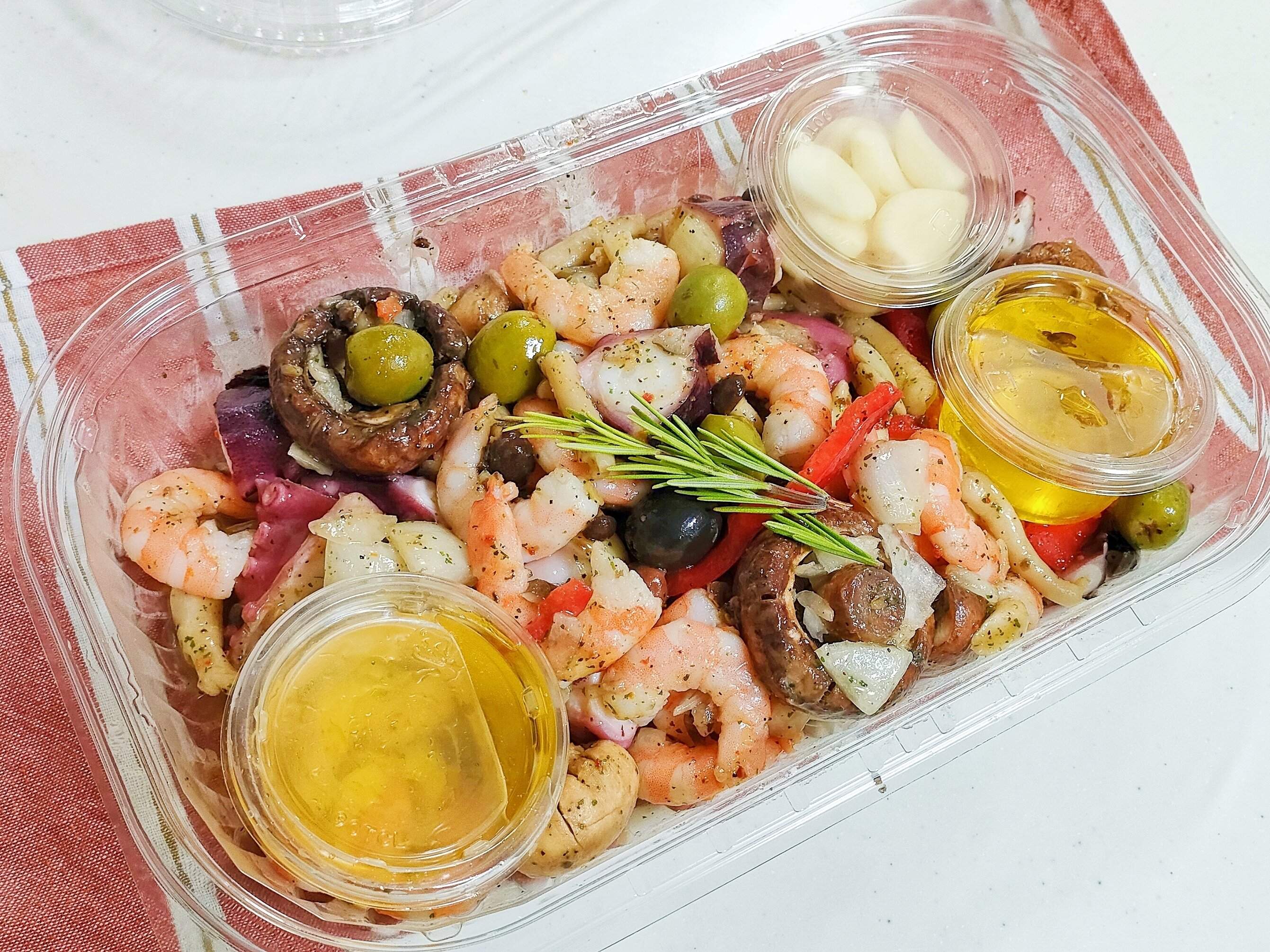 中身はたっぷりな海鮮とオリーブオイルとにんにく