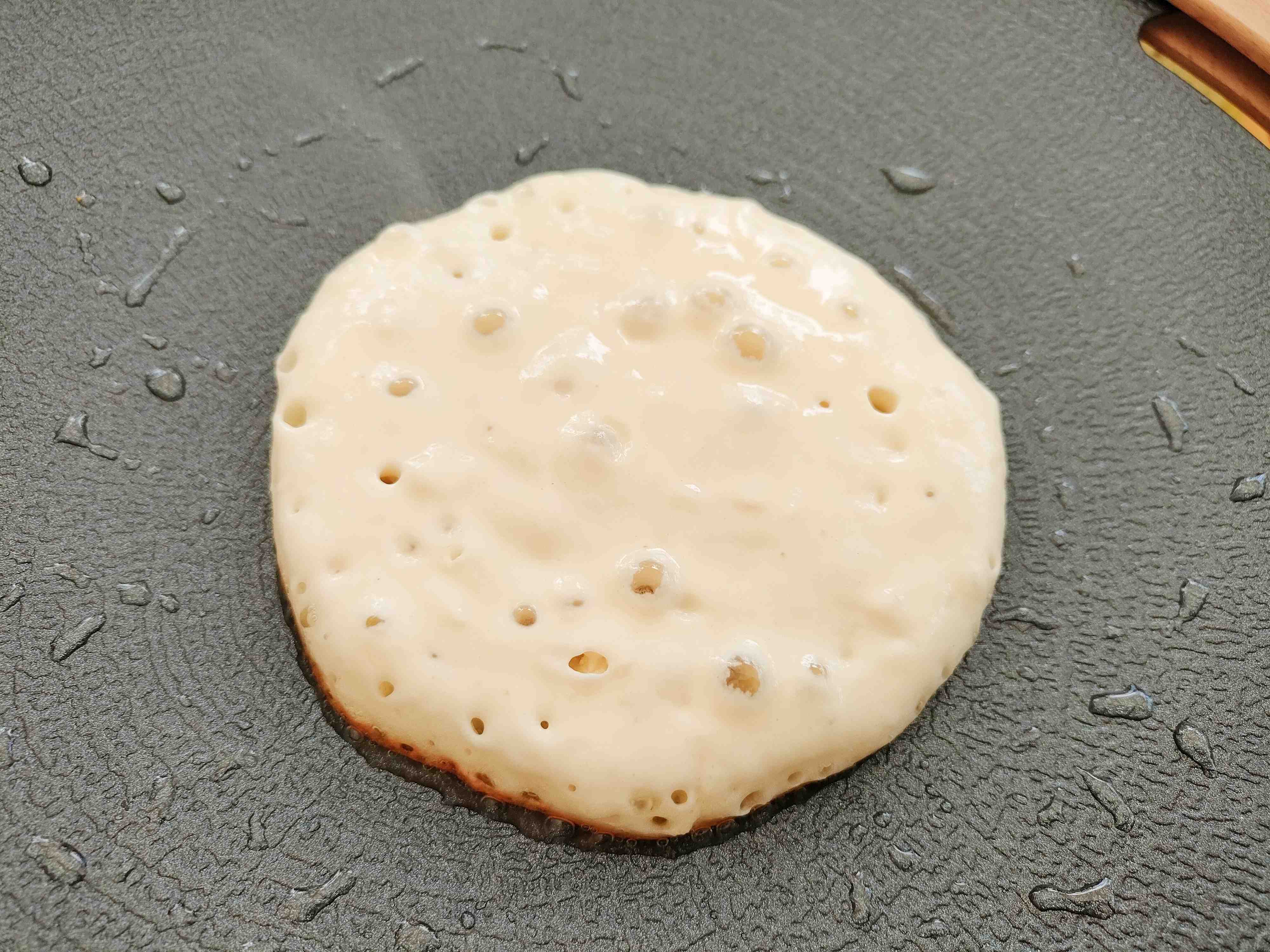 ぷつぷつしたパンケーキの表面