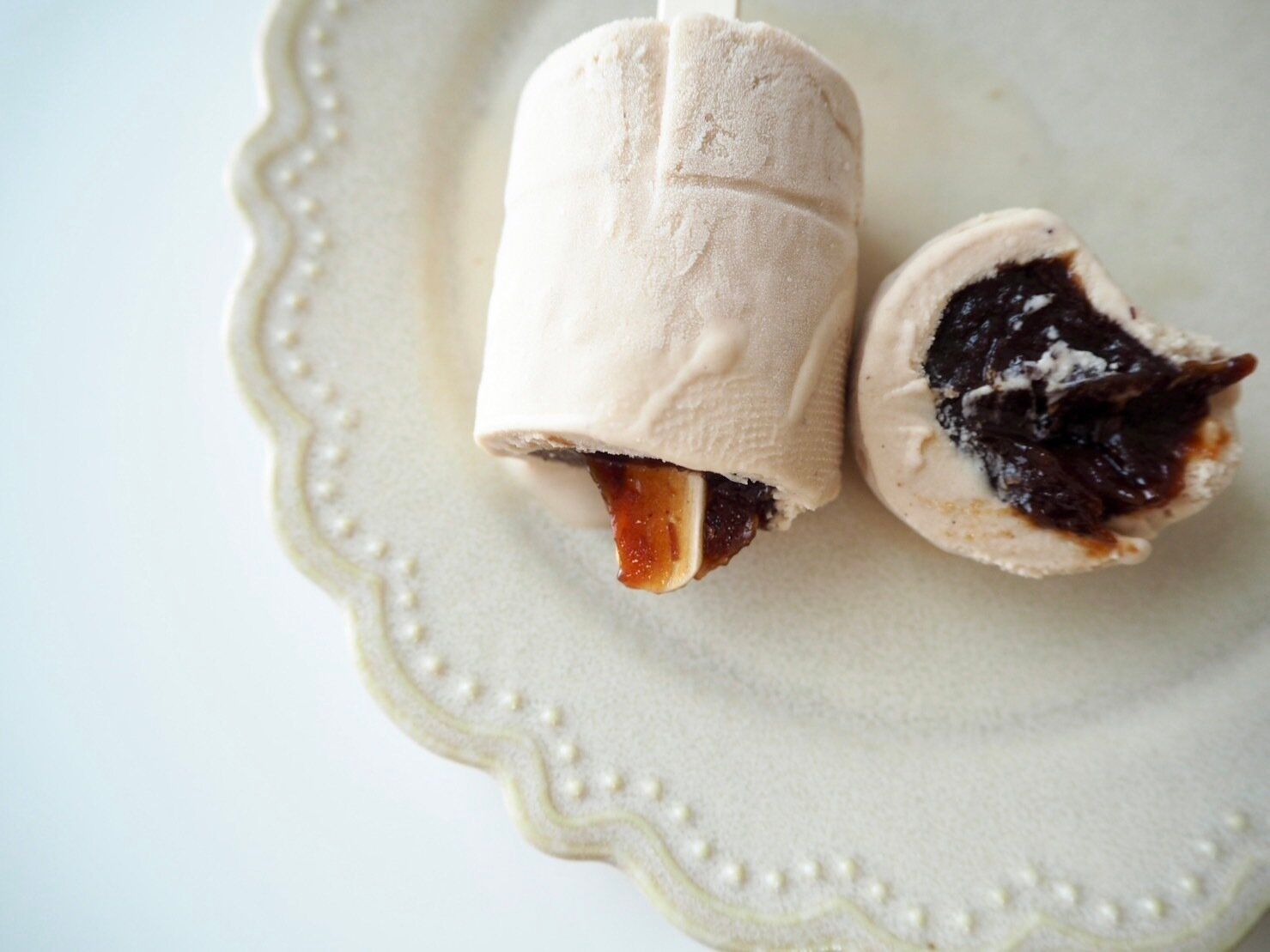 シャトレーゼ「和菓子アイス ミルク饅頭 イタリア産焼き栗」断面写真