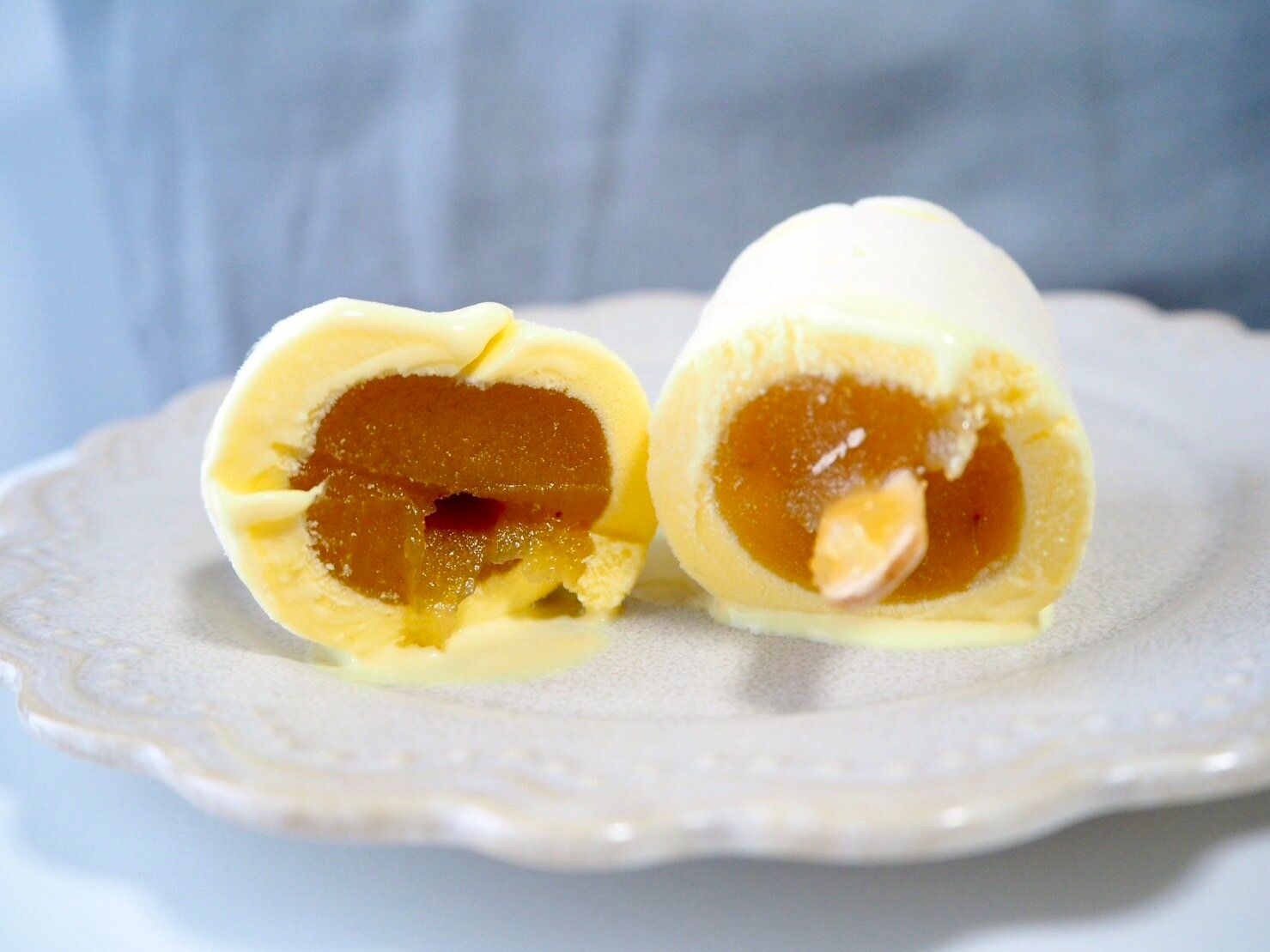 シャトレーゼ「和菓子アイス ミルク饅頭　紅はるか芋」断面写真