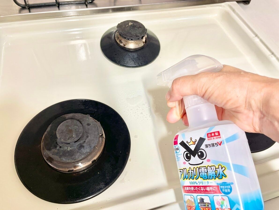 アルカリ電解水でガス台を掃除する