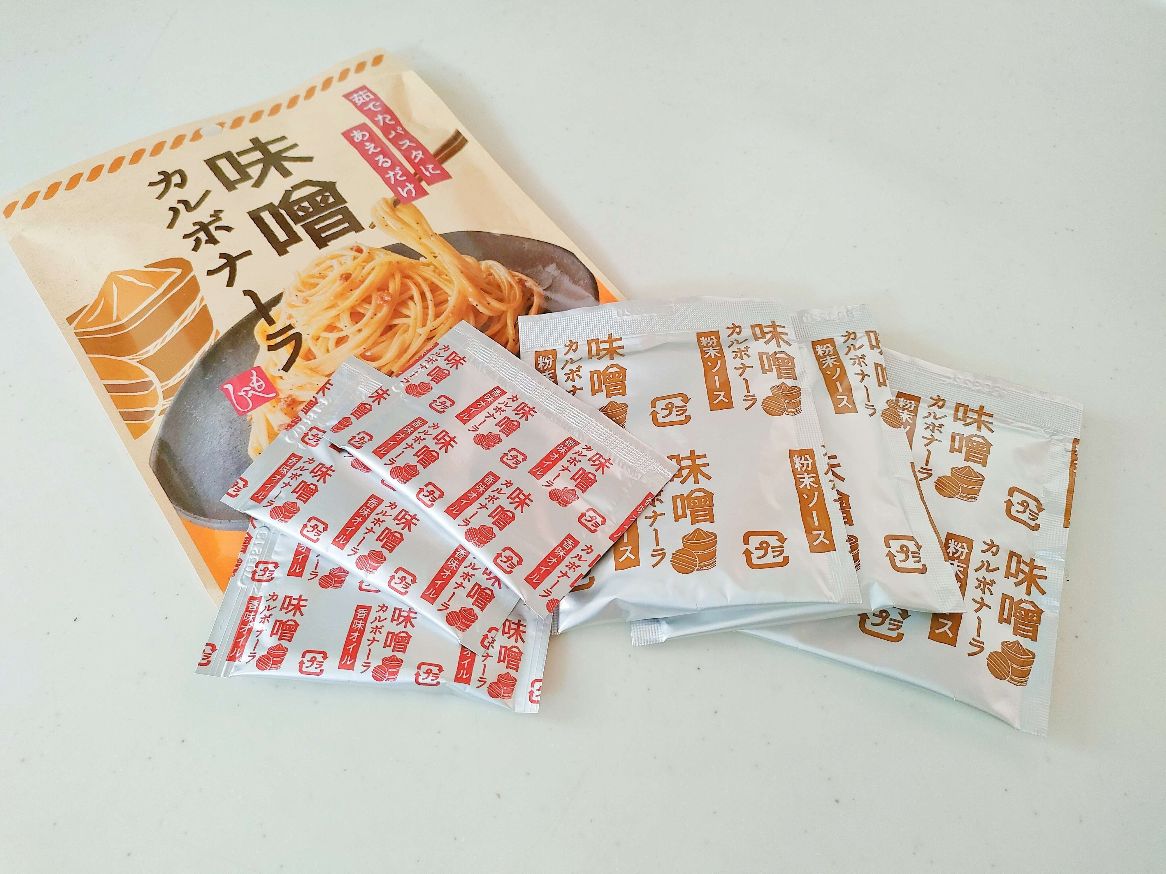 3食分のカルボナーラ粉末ソースとオイルが入っている