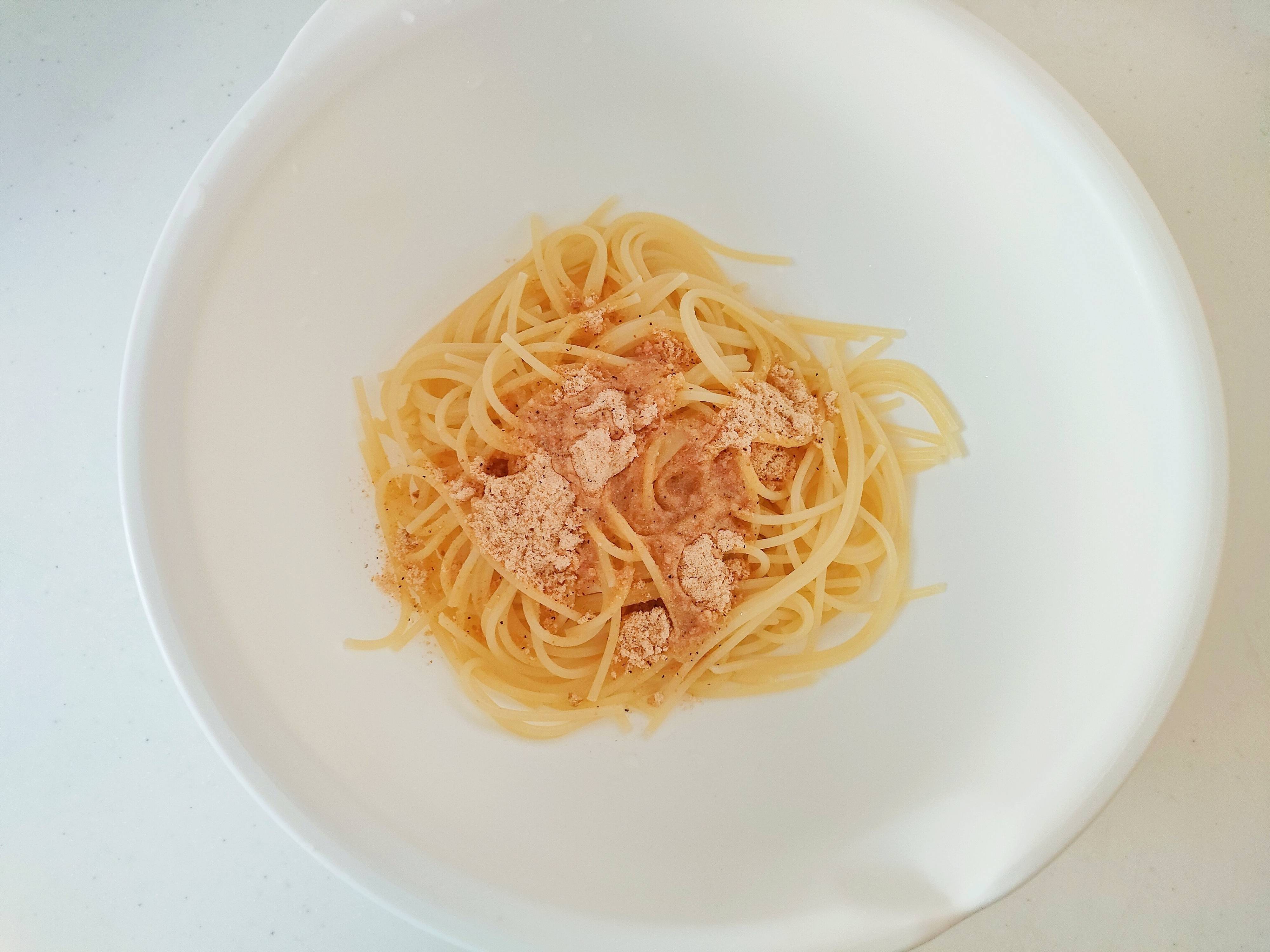 ボウルに茹でたパスタと粉末ソースとオイルをいれて素早く混ぜる