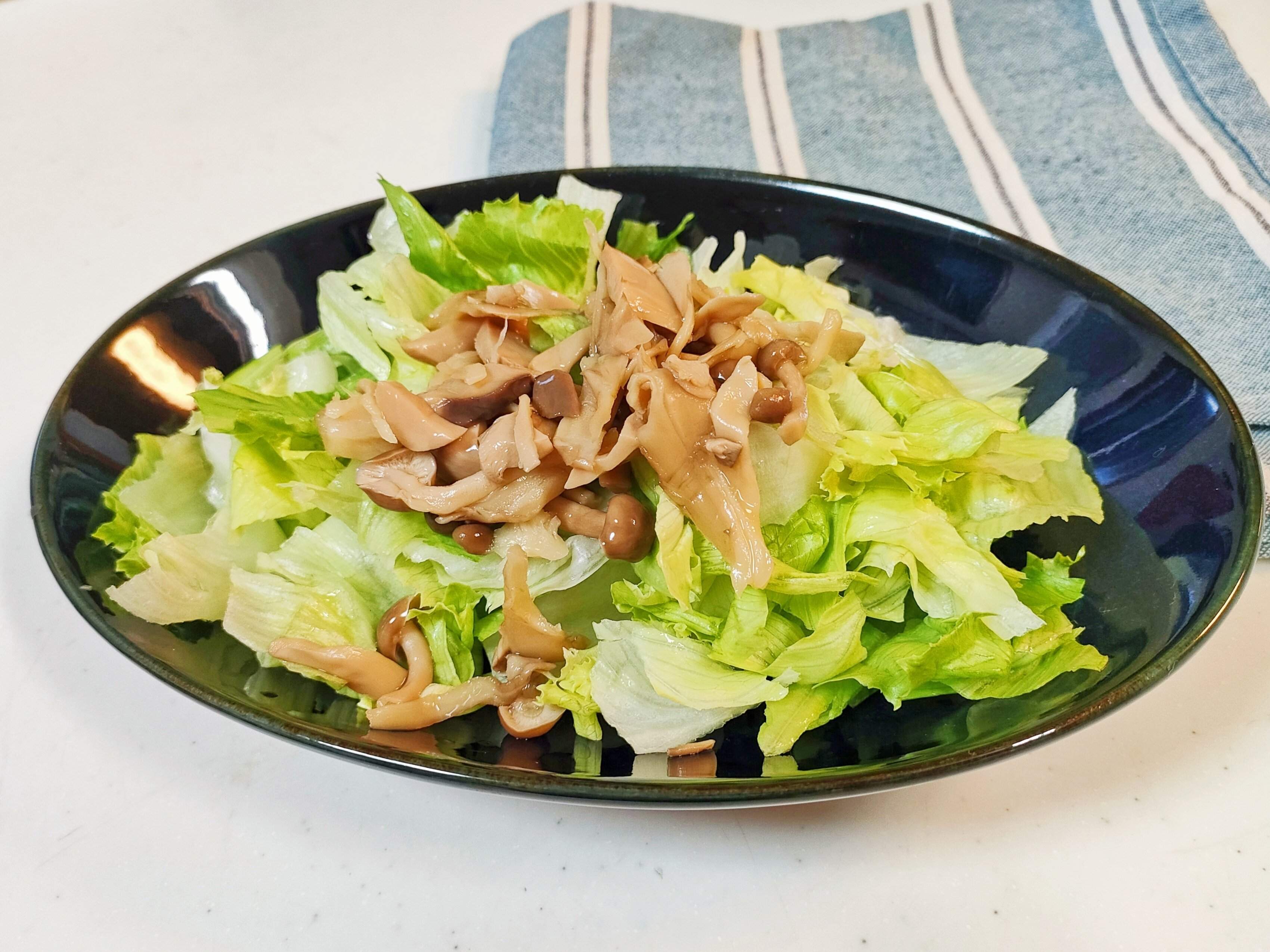 レタスと合わせてきのこサラダとして盛り付け