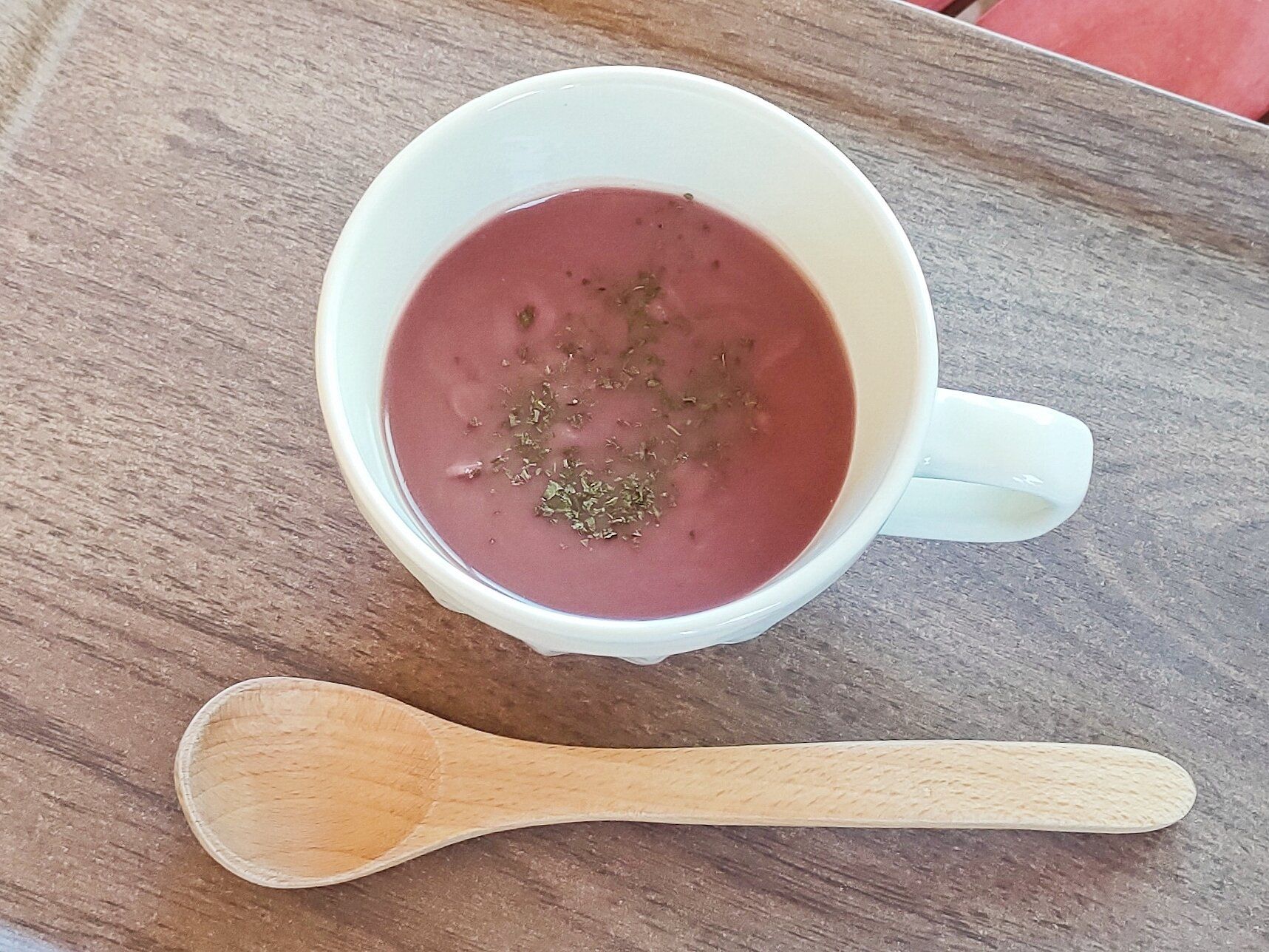 紫いもポタージュをスープカップで盛り付け