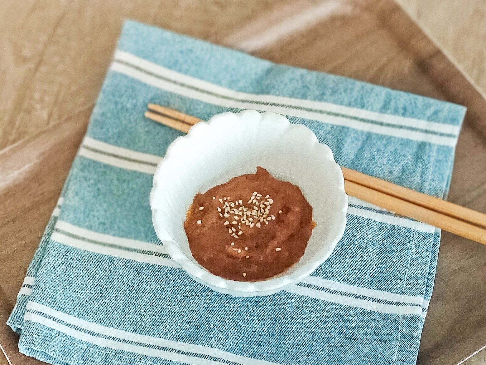 肉味噌をお皿に盛り付けている