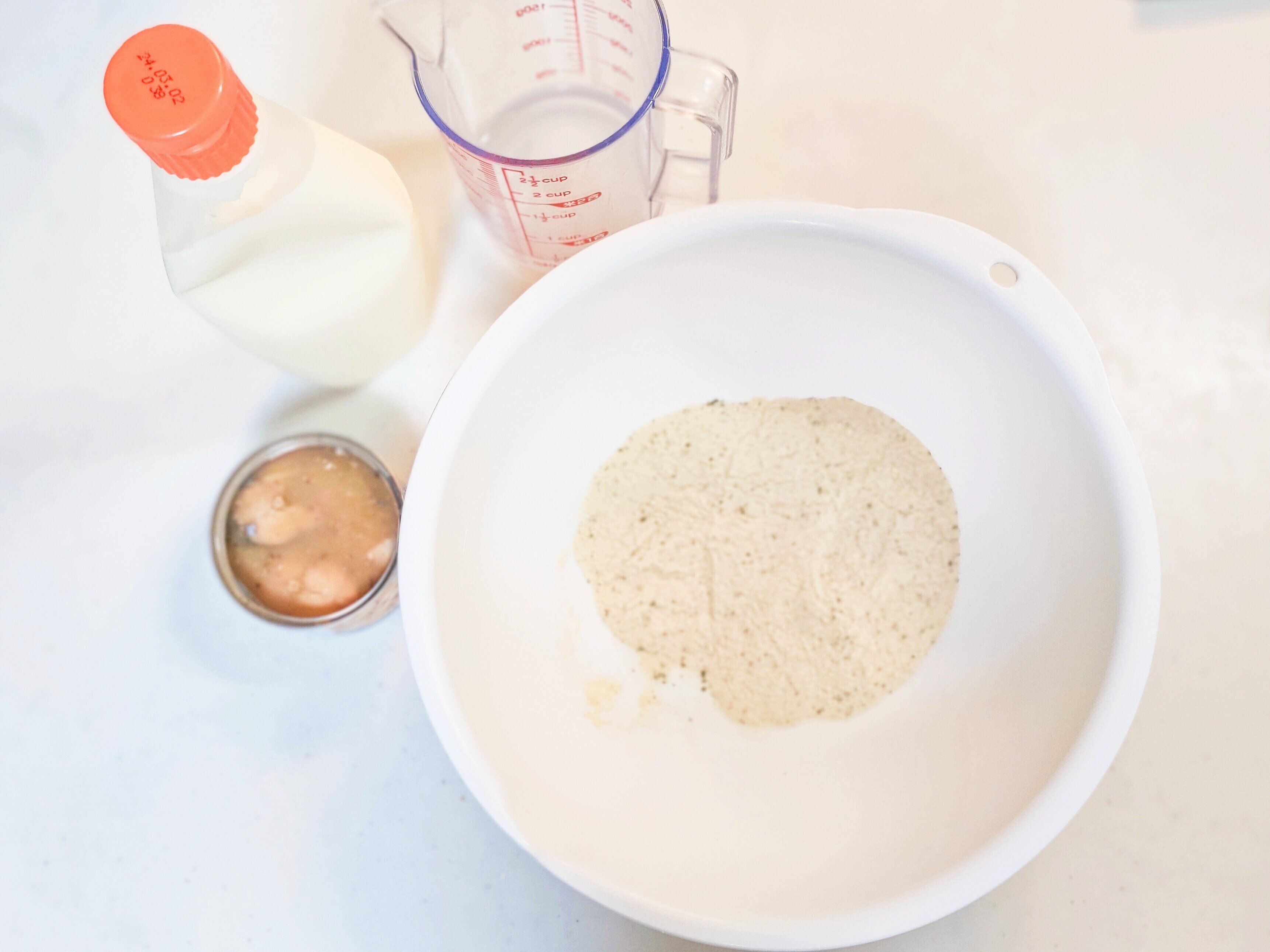 材料は素と水とサバ缶とマヨネーズ