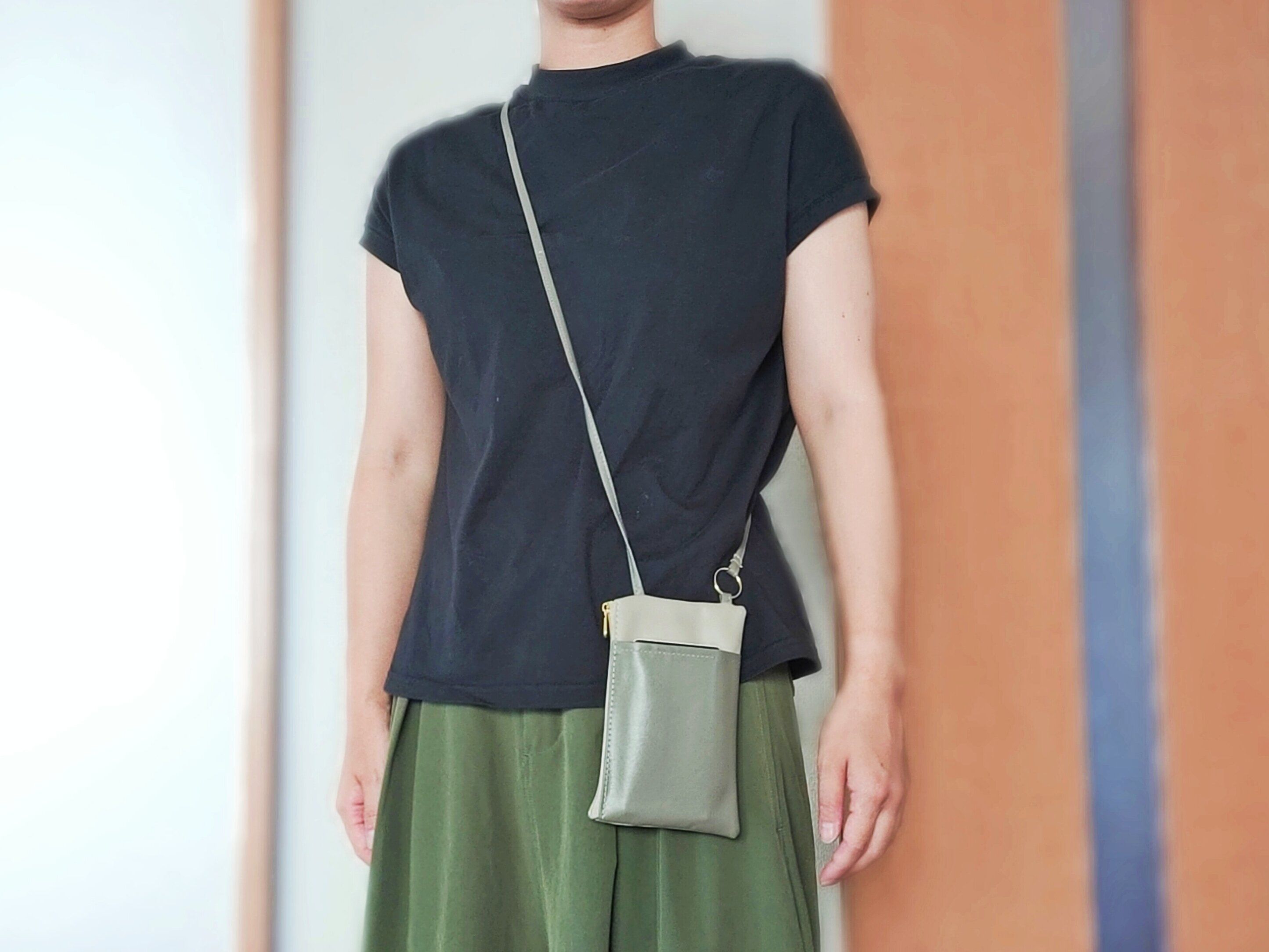 腰のあたりまでの長さのストラップ