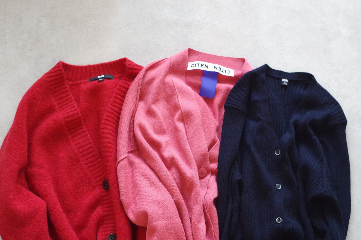 カーディガンの肩掛け