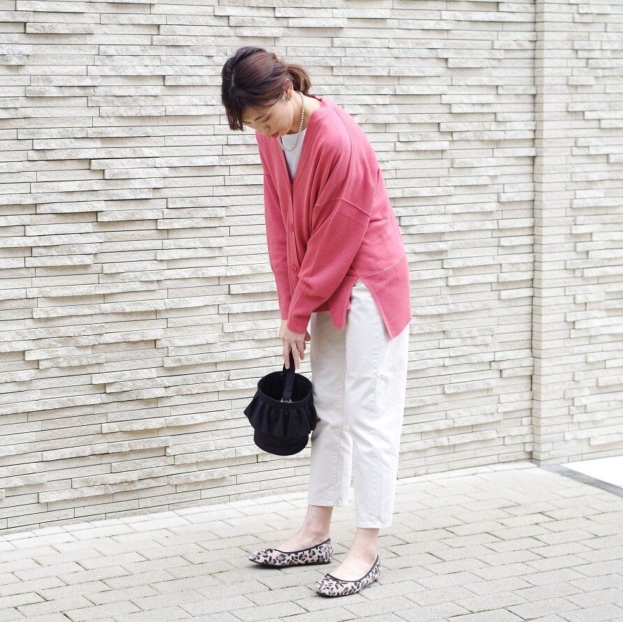 カーディガンの肩掛け