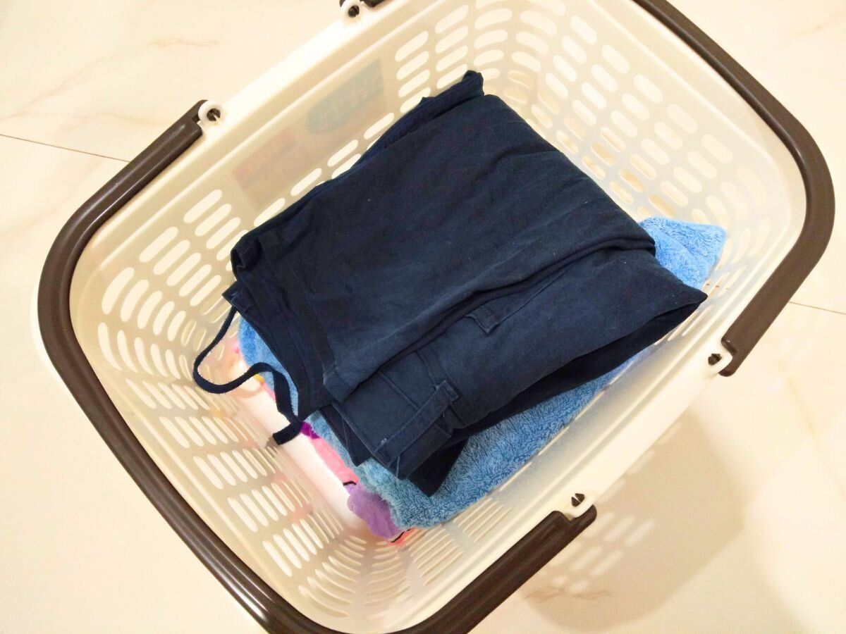 洗濯カゴに入った洗濯物
