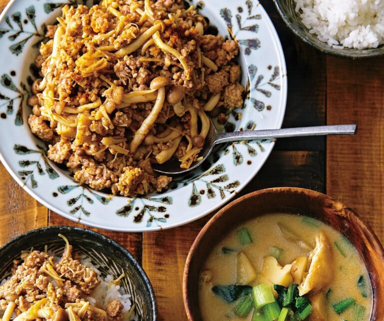 20分でササっと2品『ひき肉ときのこのカレー炒め』『じゃがいもと小松菜の豆乳みそ汁』