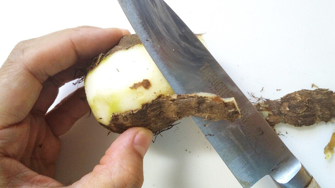 里芋の皮をむく