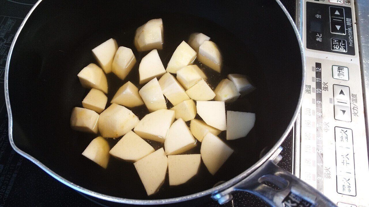 鍋にだしと里芋を入れる