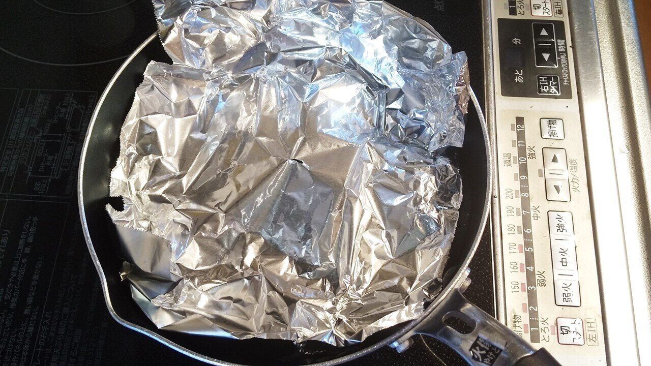 落し蓋をして煮る