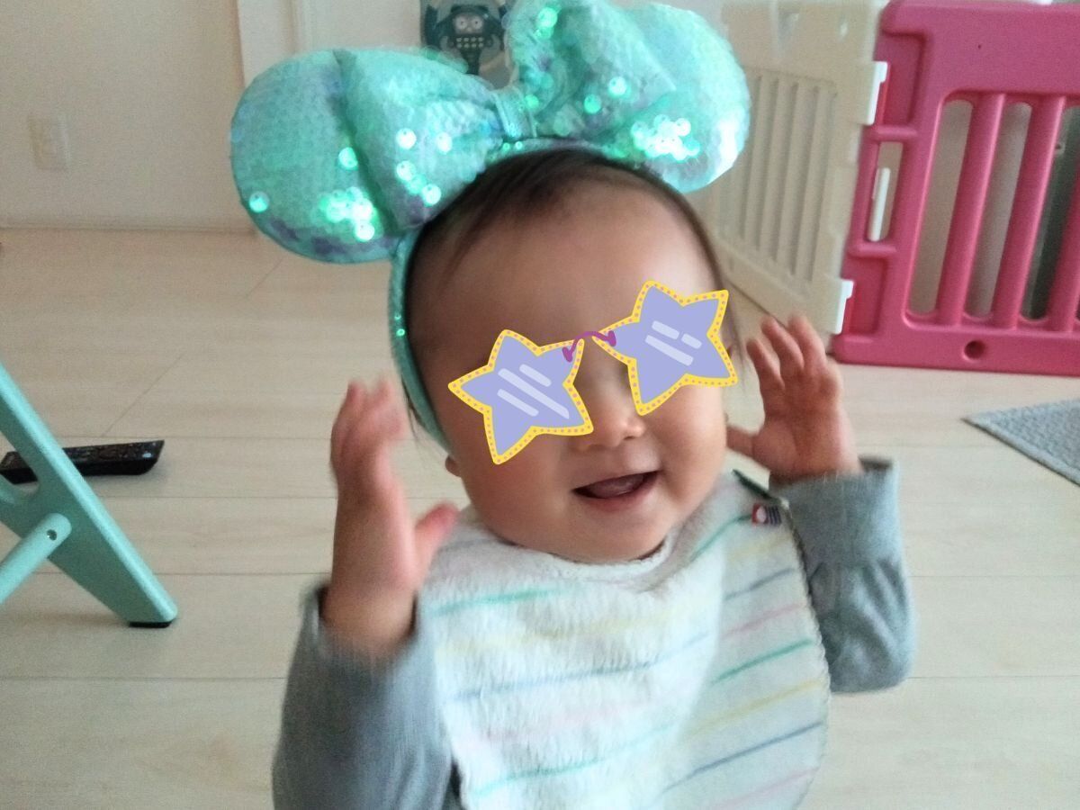 カチューシャを付けてご機嫌な赤ちゃん