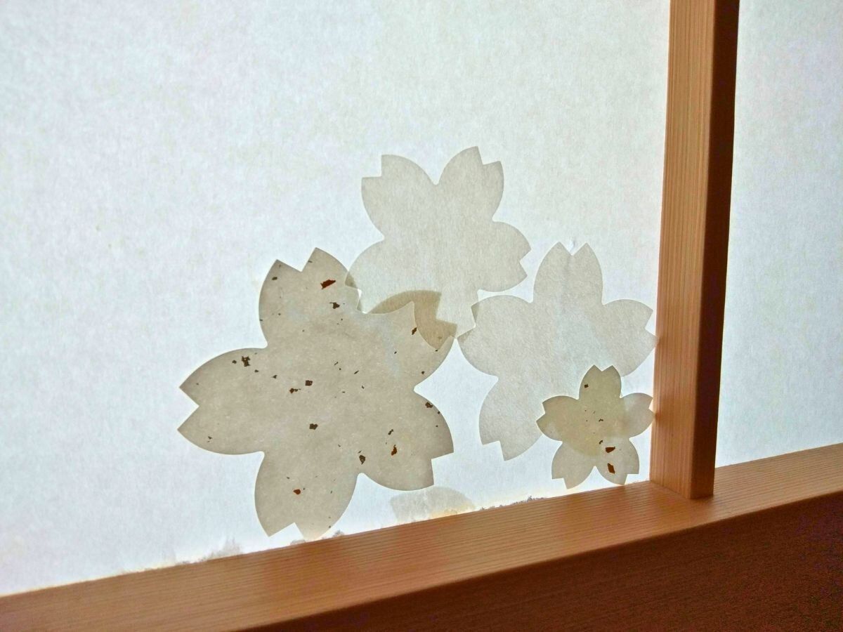 障子に貼られた桜のお直しシール