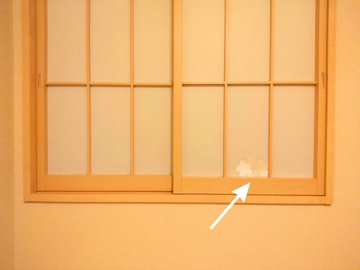 夜の和室で撮影したお直しシール