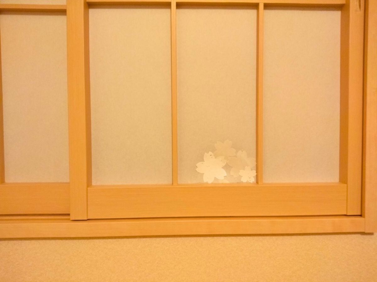 夜の和室で撮影したお直しシールを拡大したところ