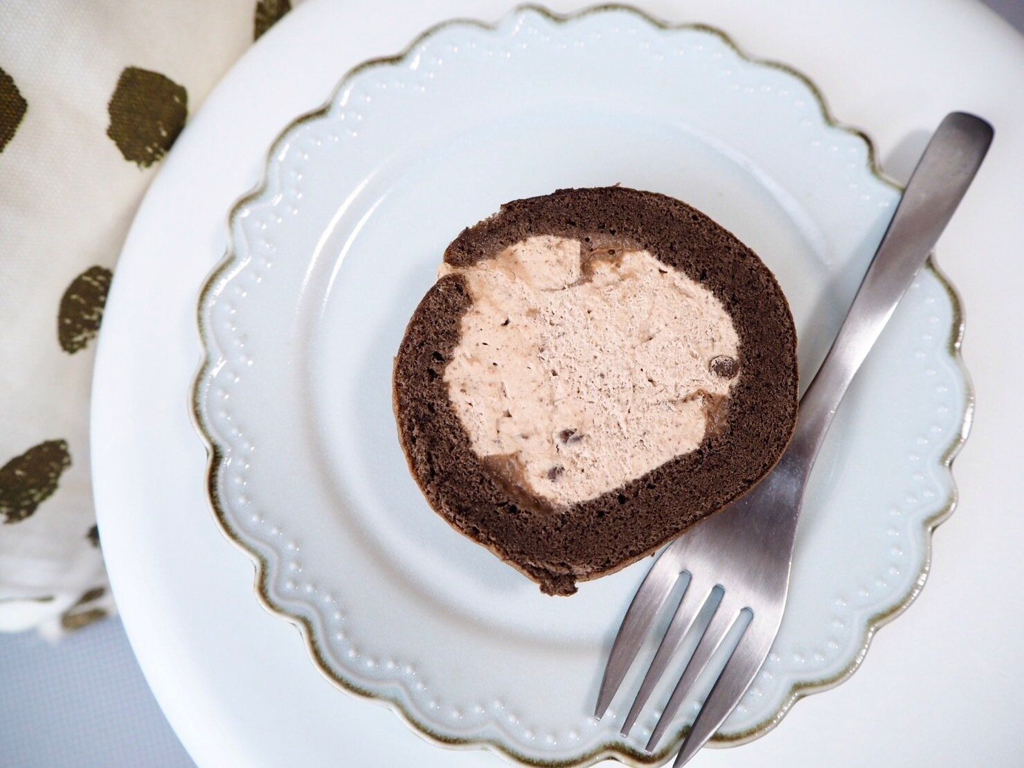 シャトレーゼ「ハロウィン ショコラキャラメルロール」開封後写真