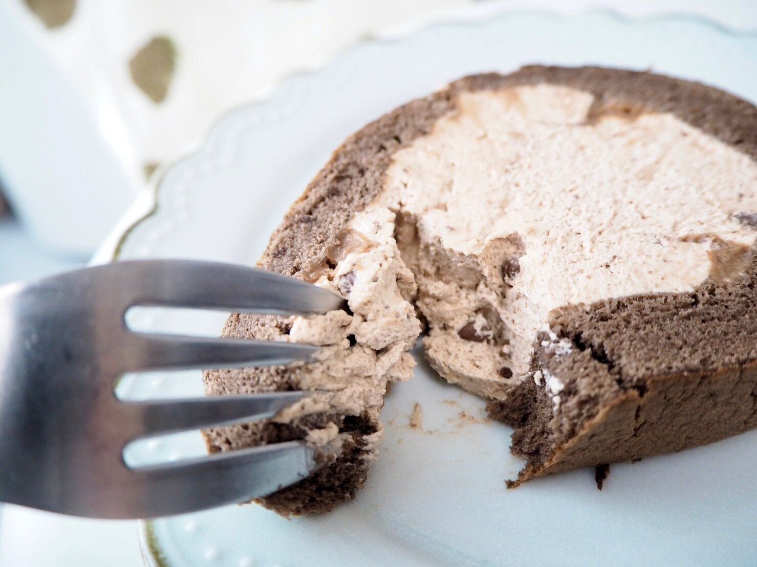 シャトレーゼ「ハロウィン ショコラキャラメルロール」断面写真