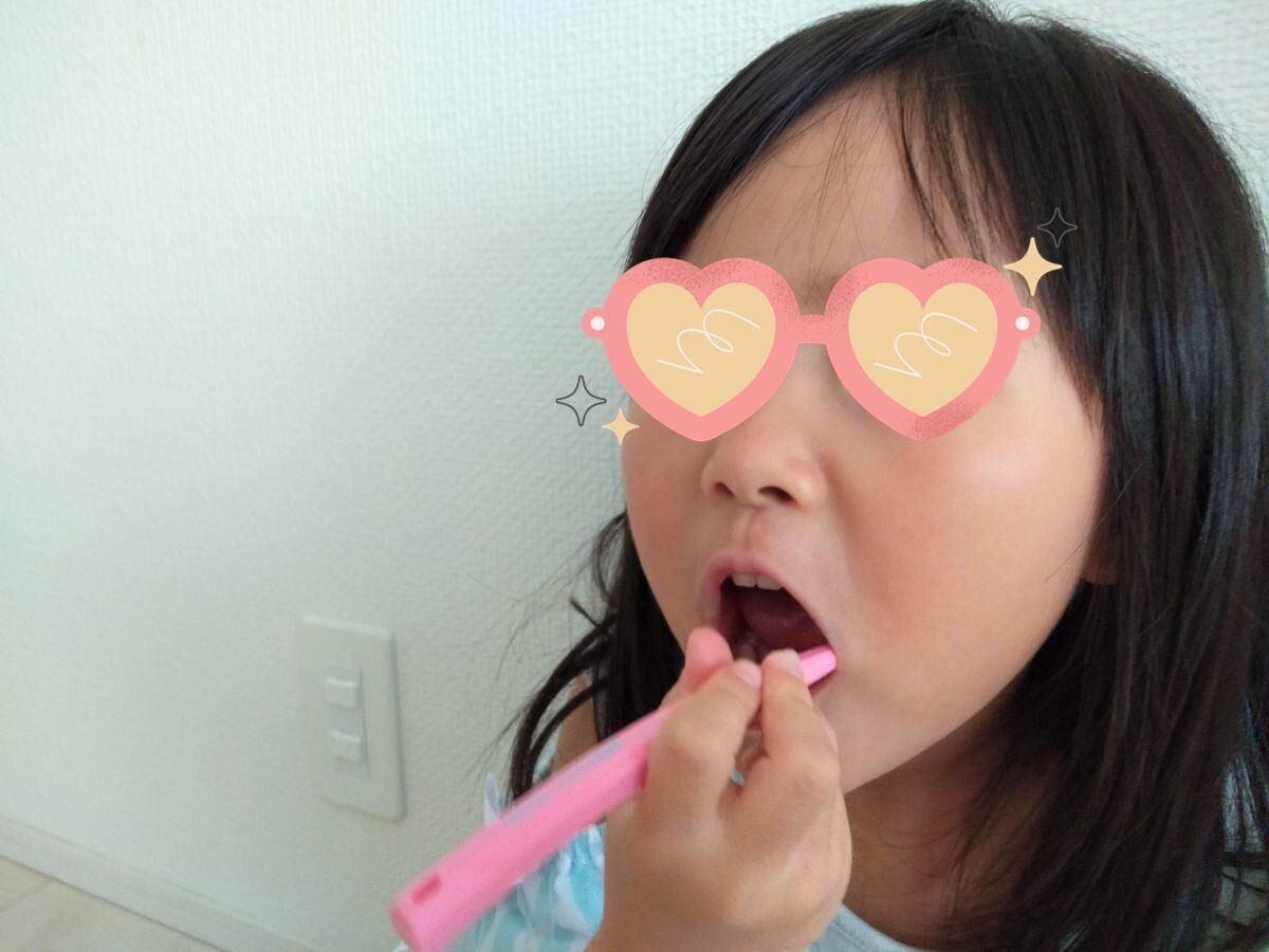 歯みがきをする女の子