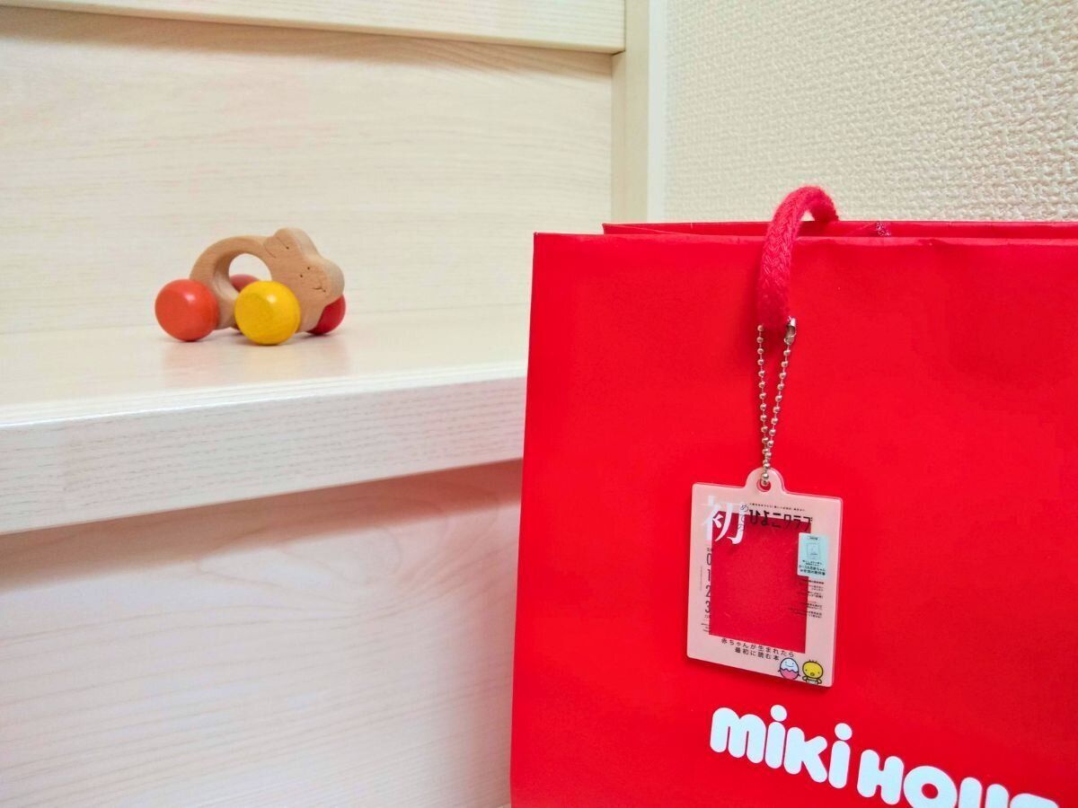 紙袋に付けたアクリルチャーム