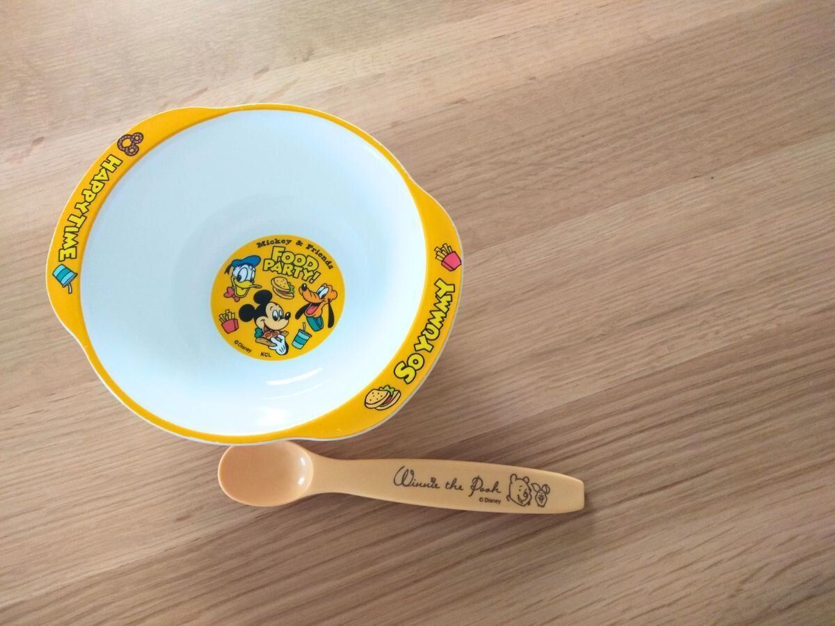 スプーンと取り皿の画像