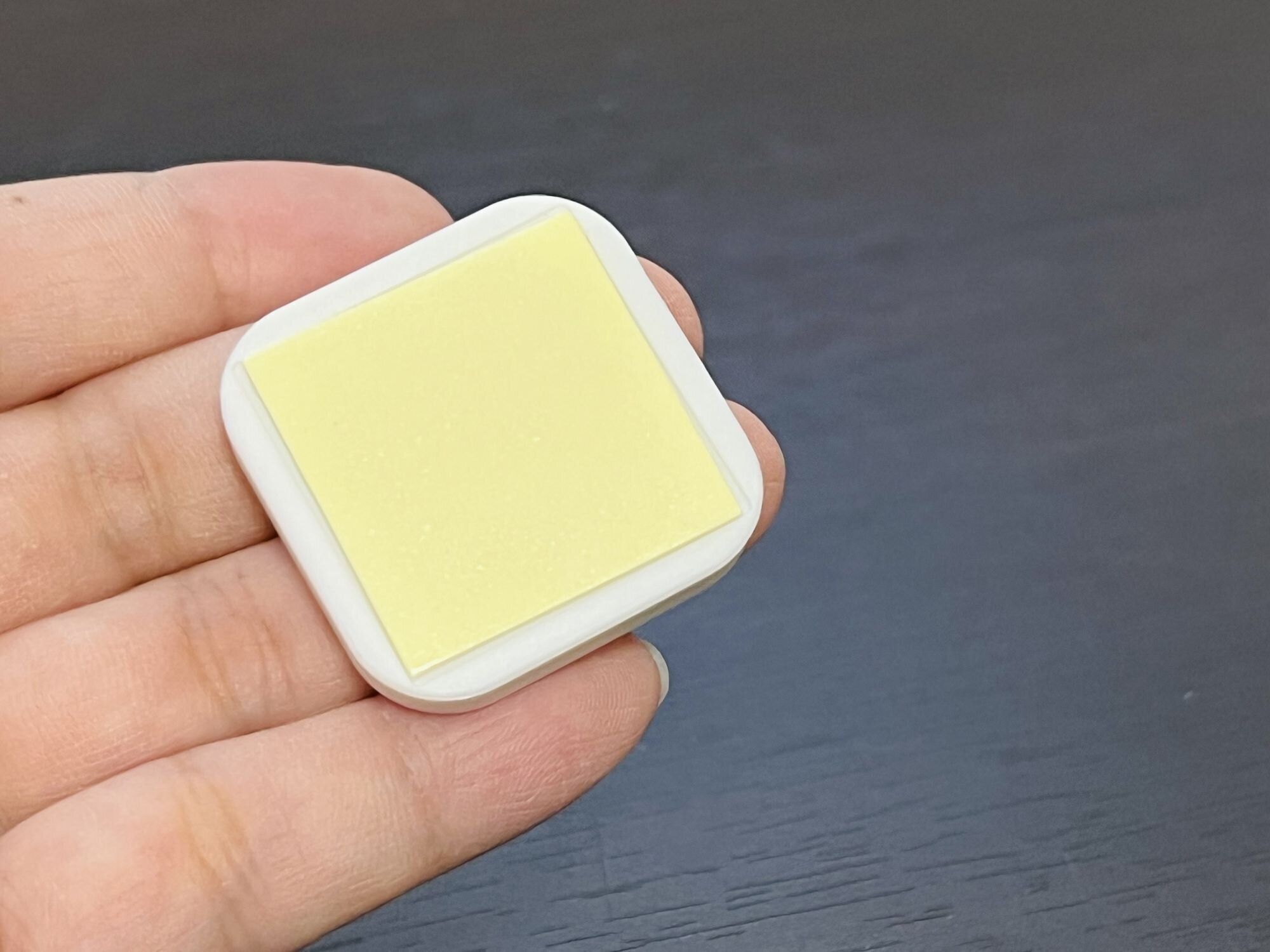 押し付けて設置完了!小さいけれど磁力は強力