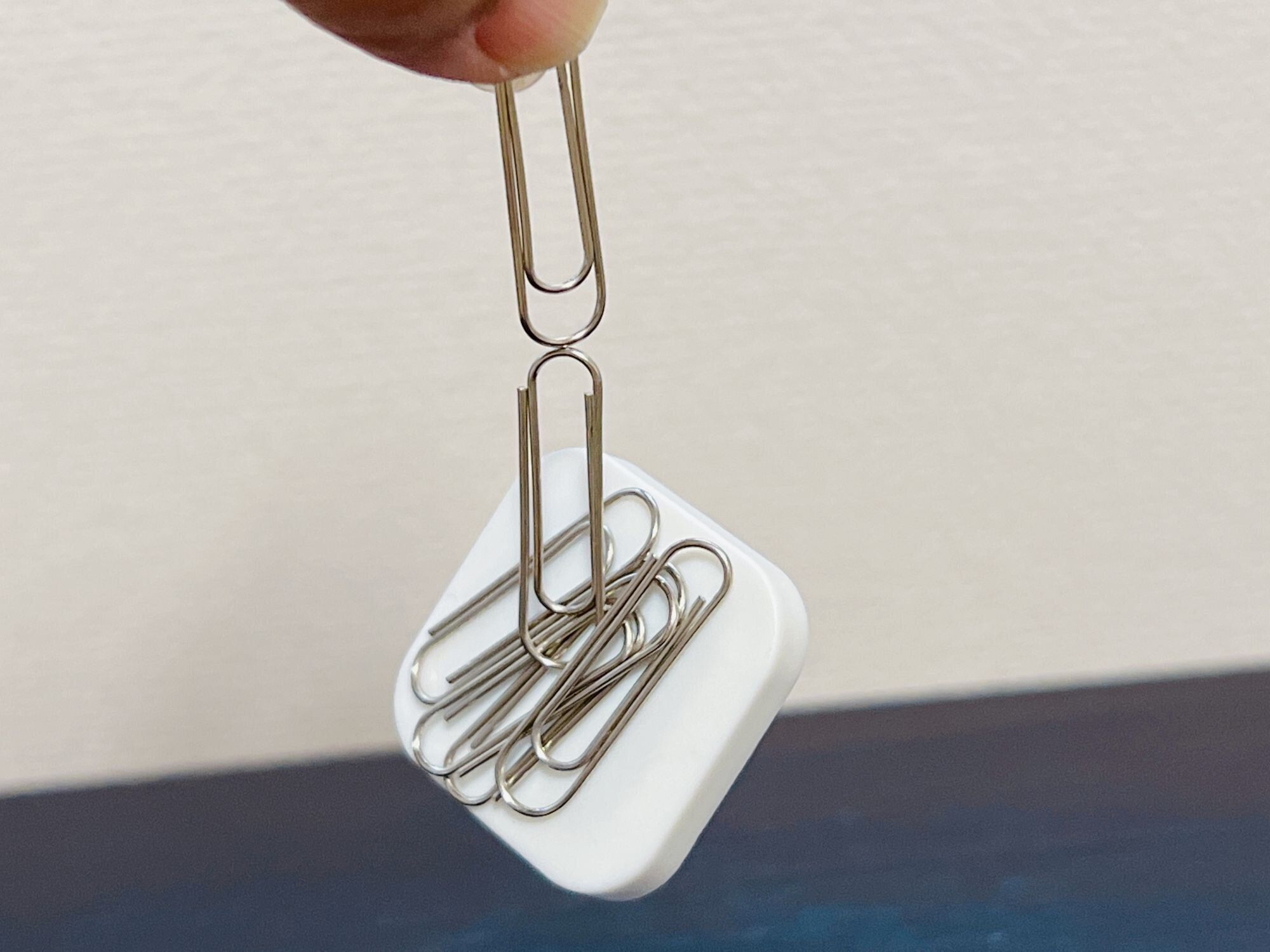 押し付けて設置完了!小さいけれど磁力は強力