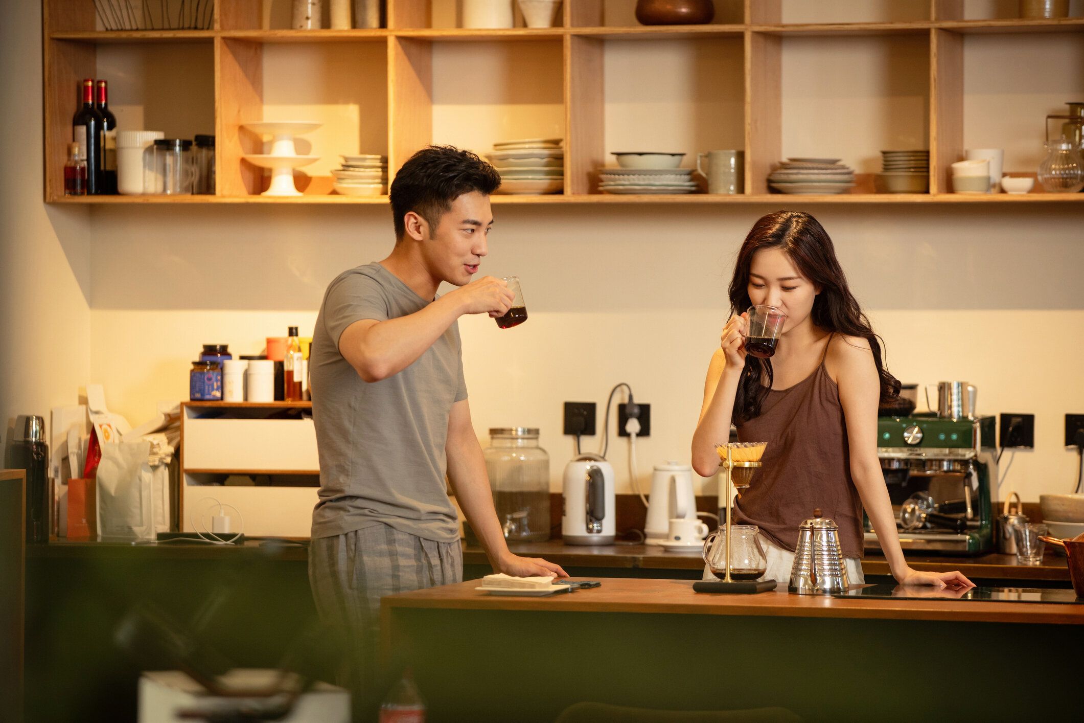 若いカップルは家でコーヒーを作る