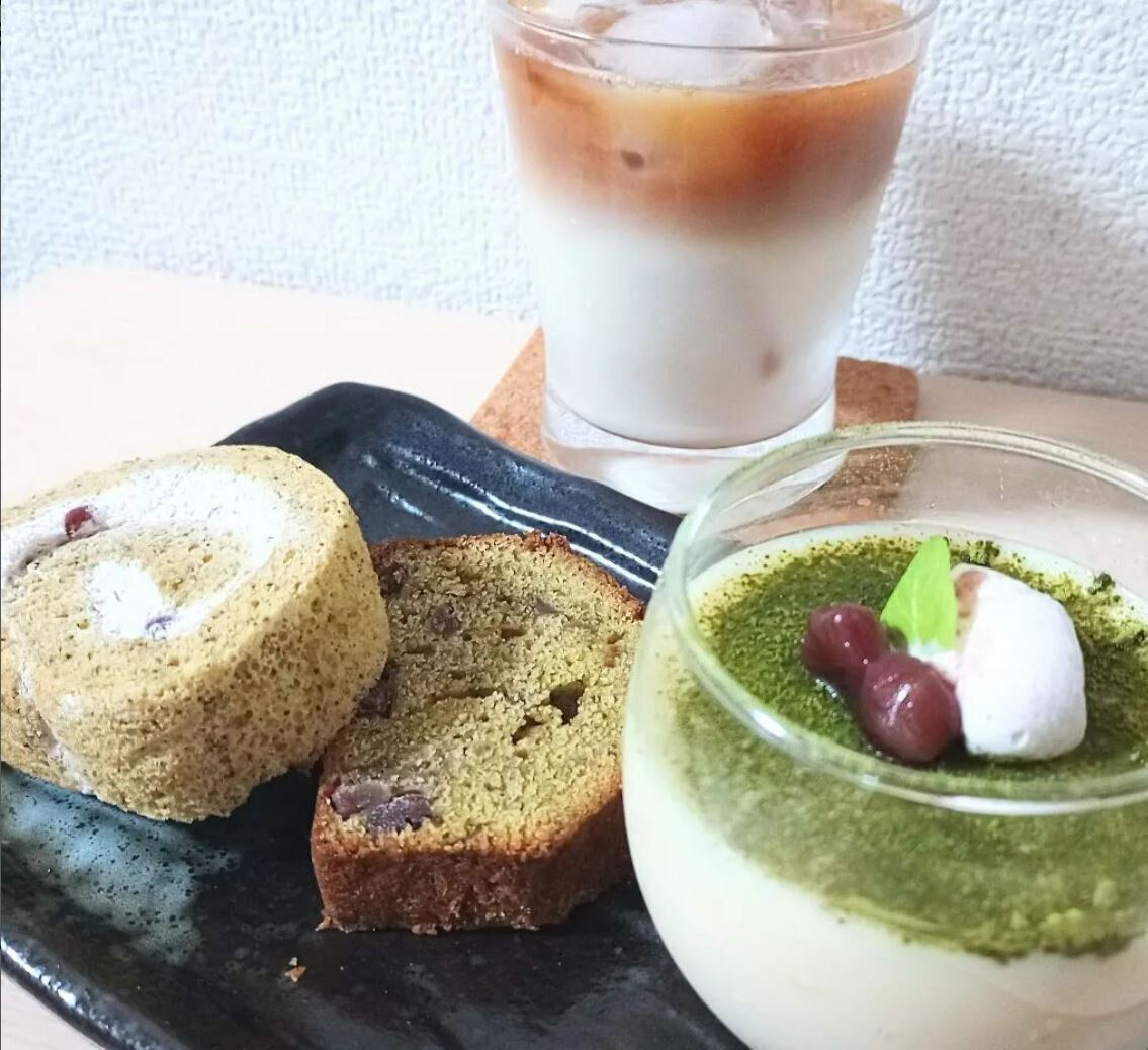 黒い皿と抹茶スイーツ
