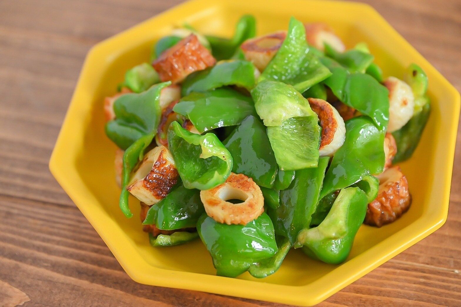 黄色の皿に盛られたちくわとピーマンのマキシマム炒め