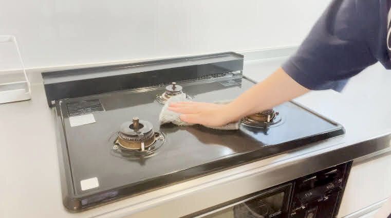 コンロを拭いている