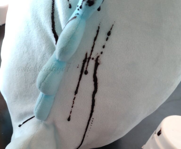 1歳の弟が兄のぬいぐるみを汚してしまった！必死で汚れを取ろうとする弟の姿と、寛容な兄の神対応に感動する人続出