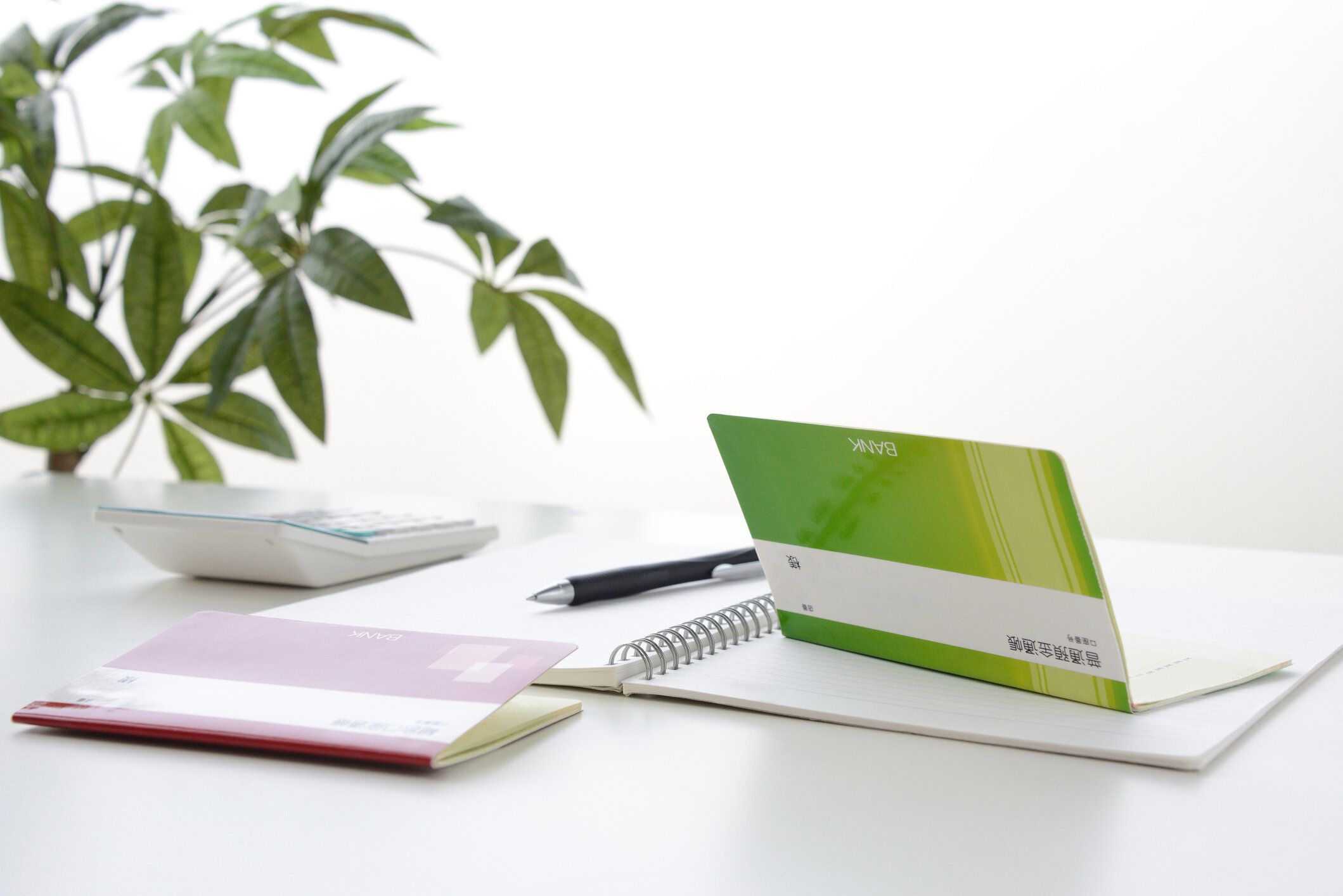 テーブルの上の日本の通帳と電卓