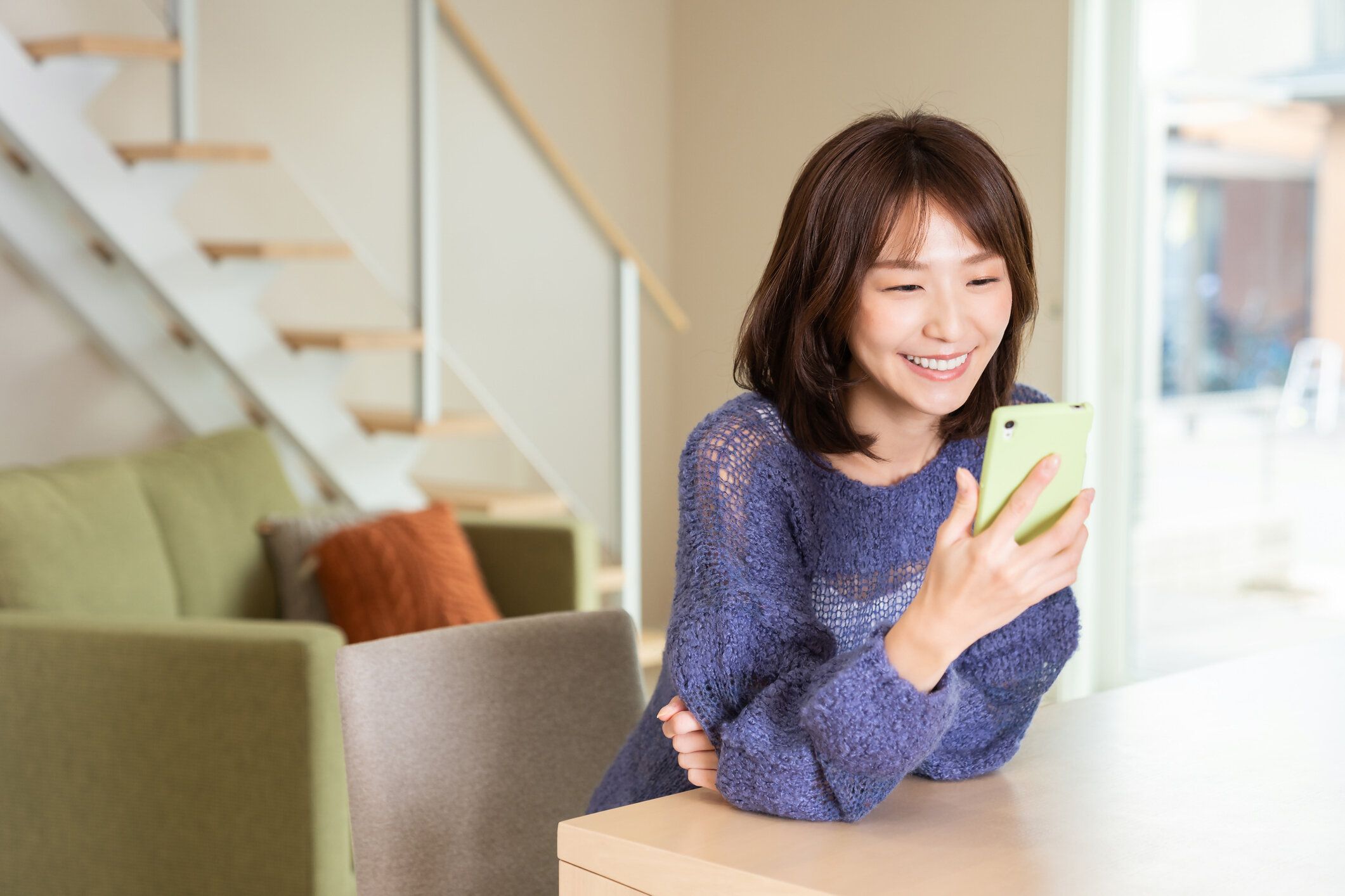 スマートフォンを使用して魅力的なアジアの女性