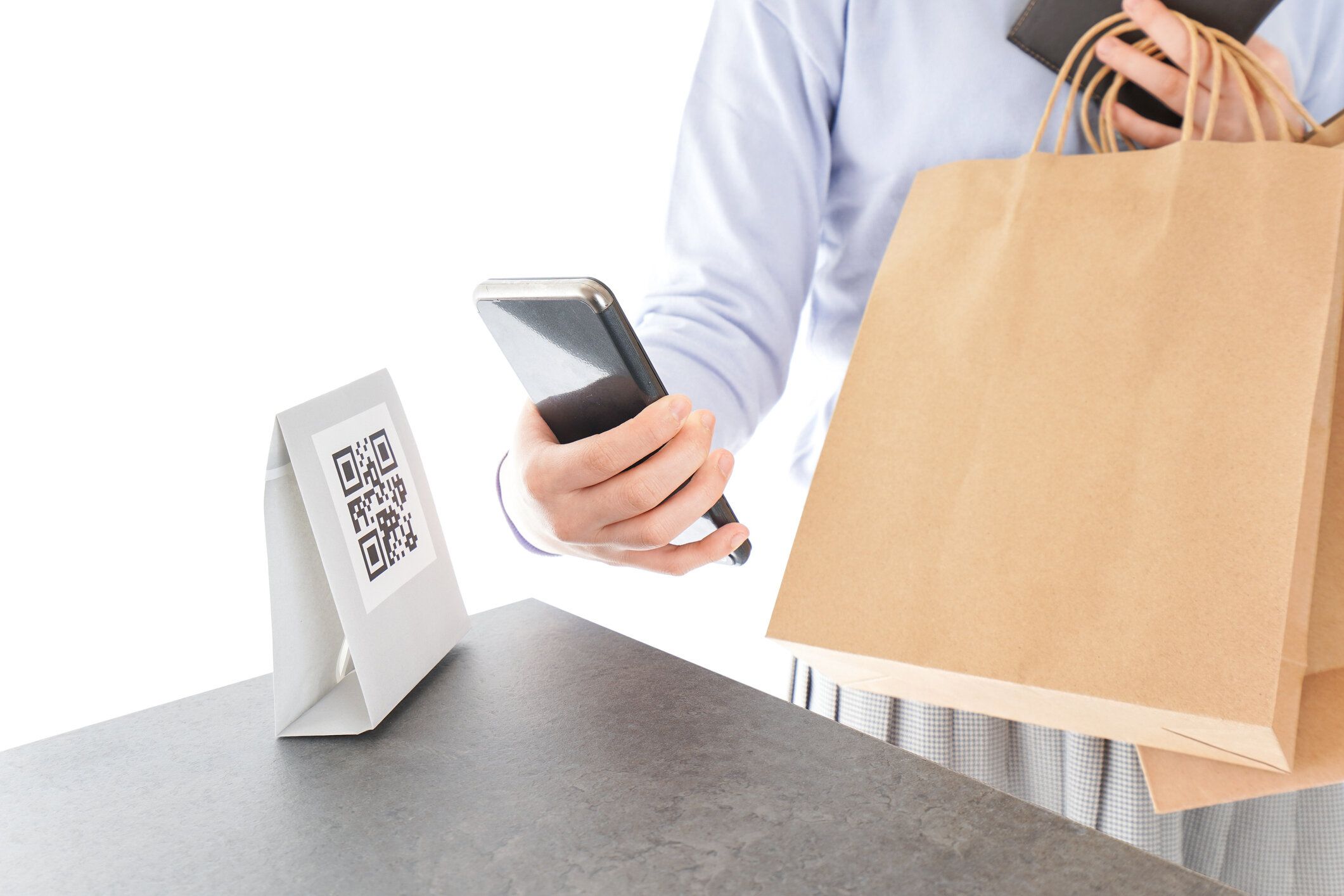 スマートフォンで支払う若い女性