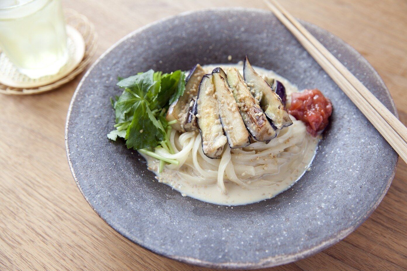 めんつゆで手軽に！焼きなすとたたき梅のごま豆乳うどん