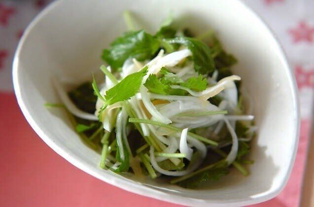 ミツバと新玉ネギの和え物