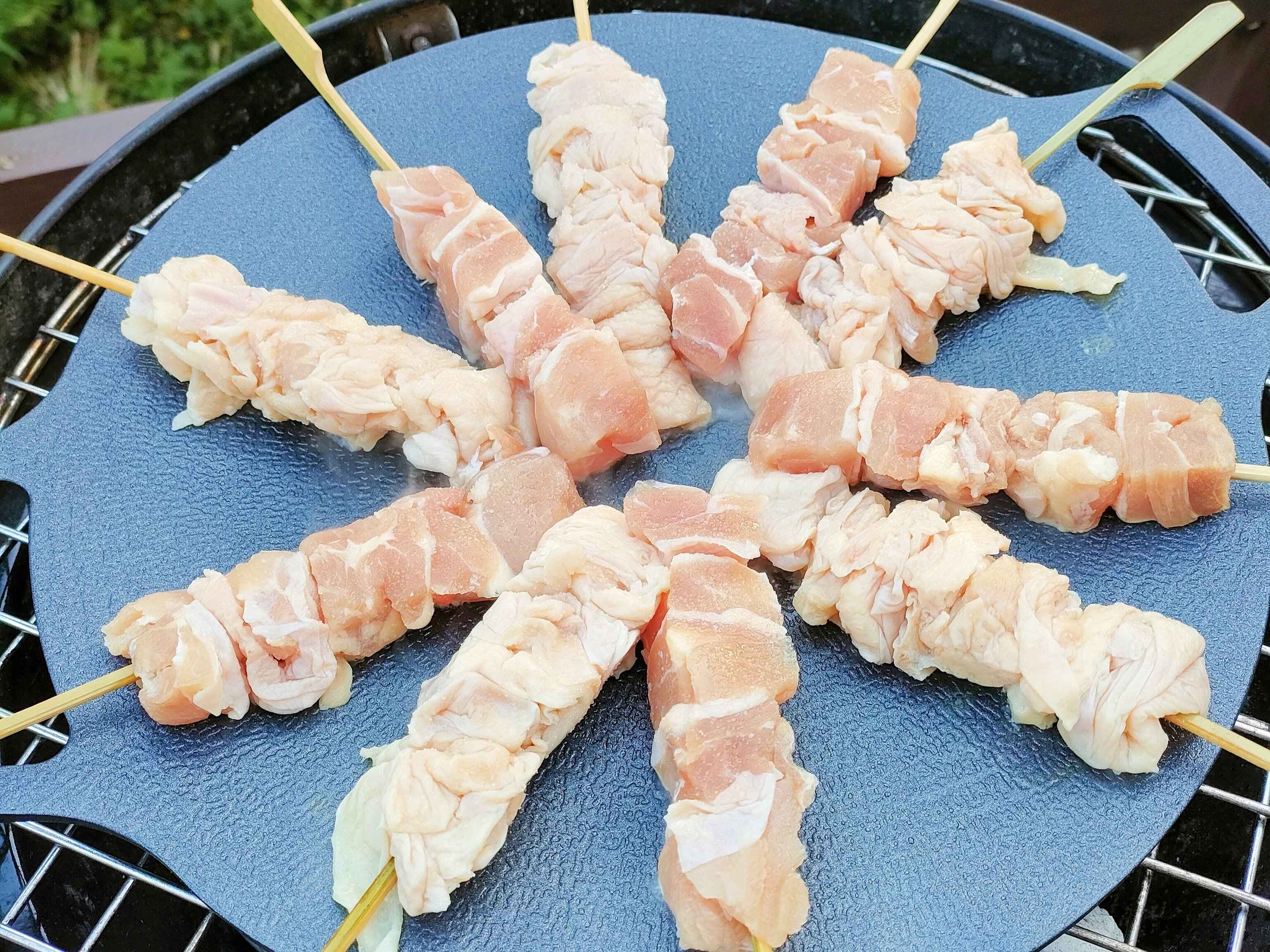 焼き鳥を焼いている