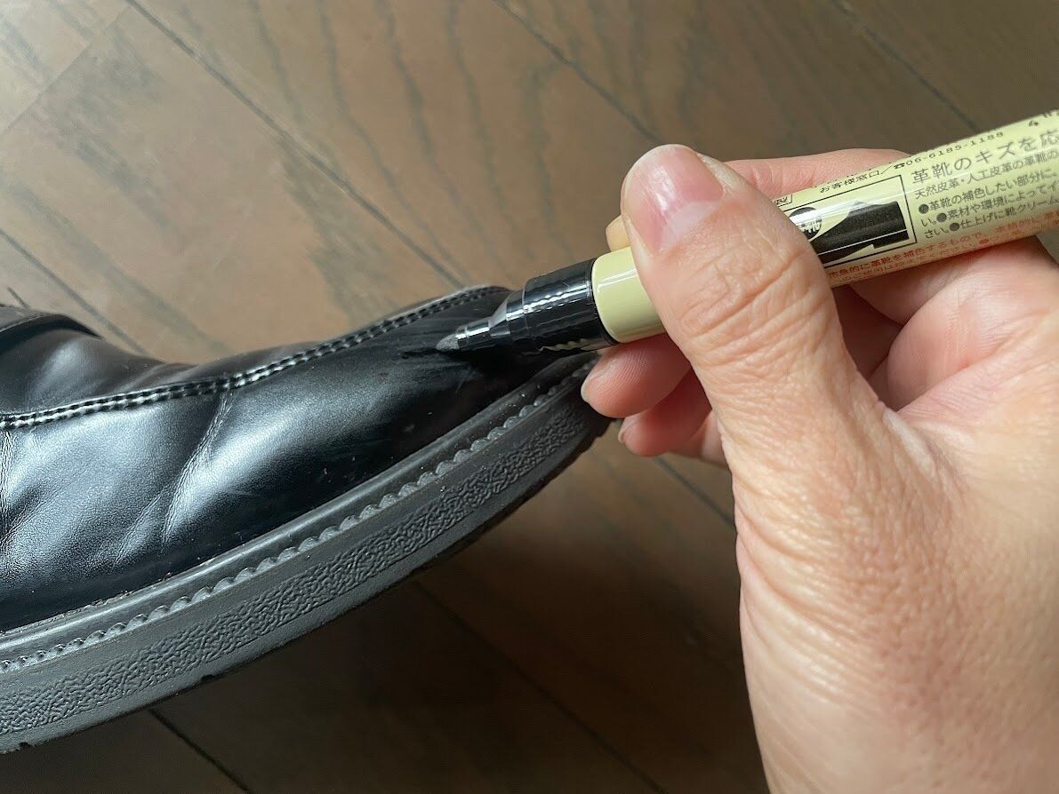 キズカクースを靴に塗るところ