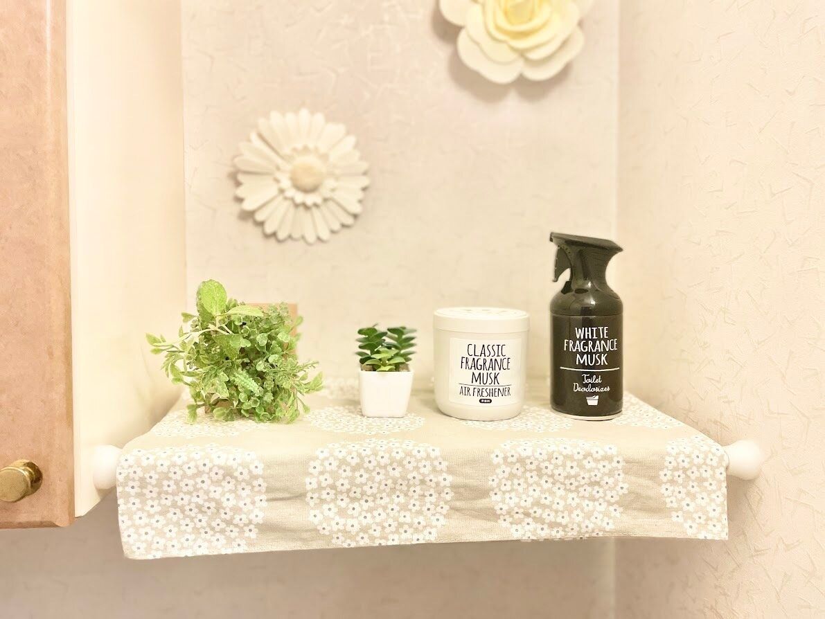 トイレの棚に置いた「ホワイト フレグランスムスク」