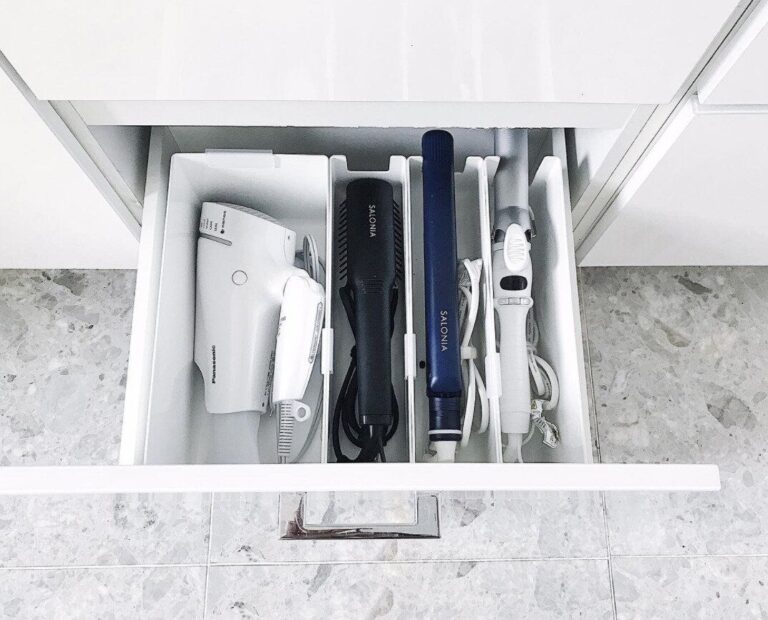 ドライヤーの収納アイデア33選！試行錯誤していたドライヤー類の収納も、しっくり気持ちよく整う！