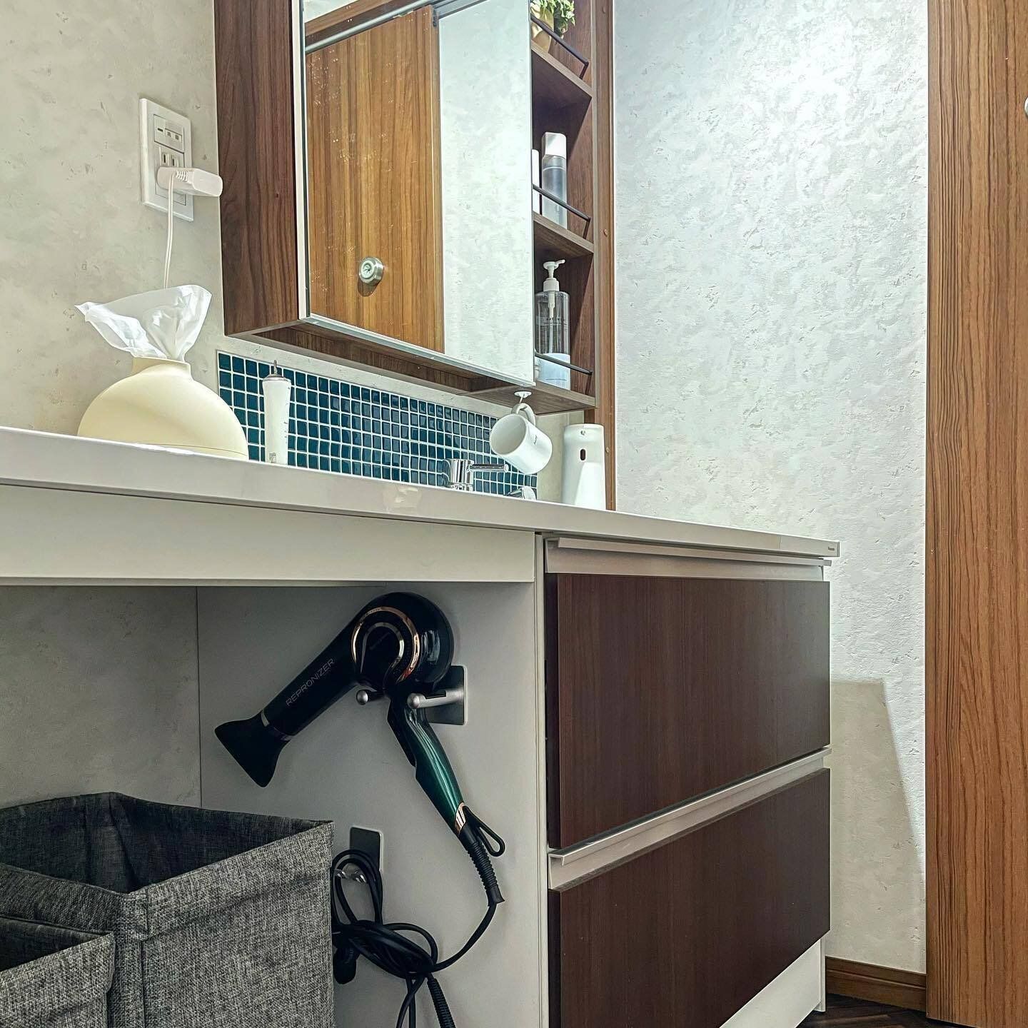 カウンター下のスペースに収納!