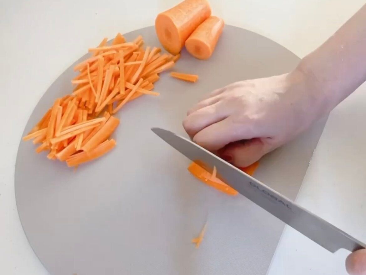 かまぼこ型のフォルムで切った食材を置きながら食材をカットできる!