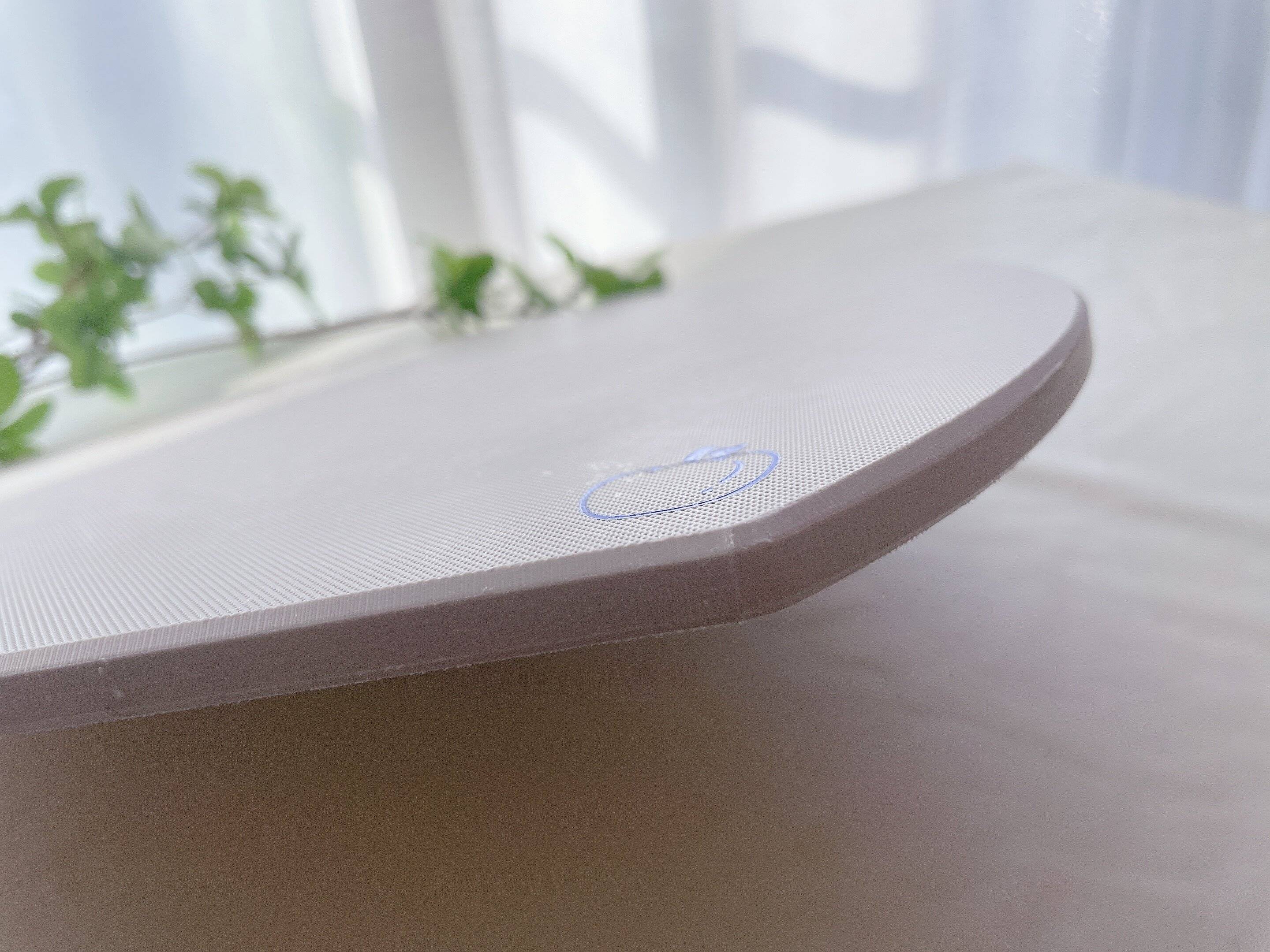 厚さ9mmでガタつきにくく食材が切りやすい!