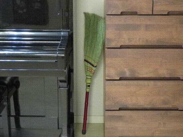 ほうきをさかさに立てて収納