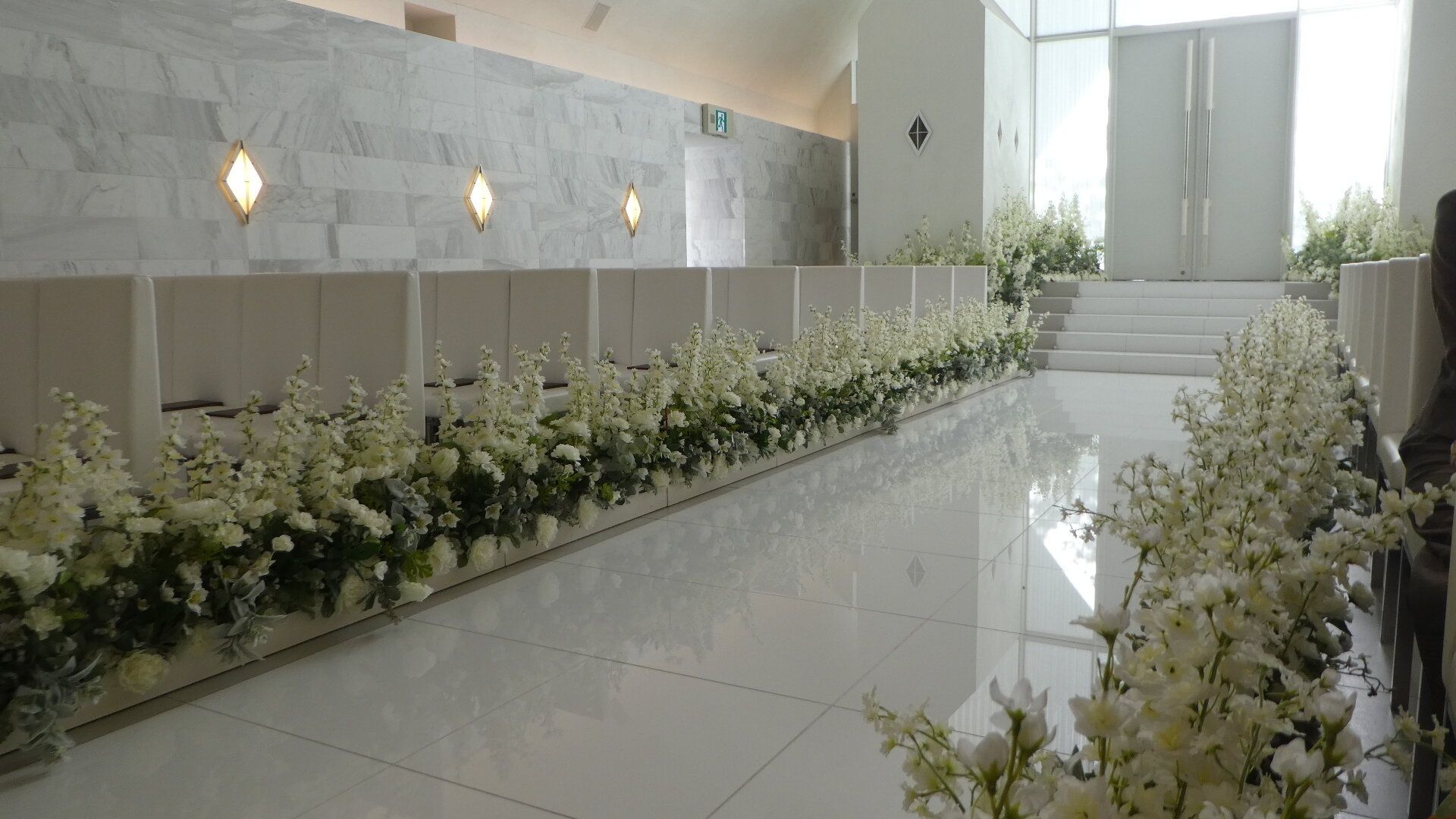 花が飾られた結婚式場