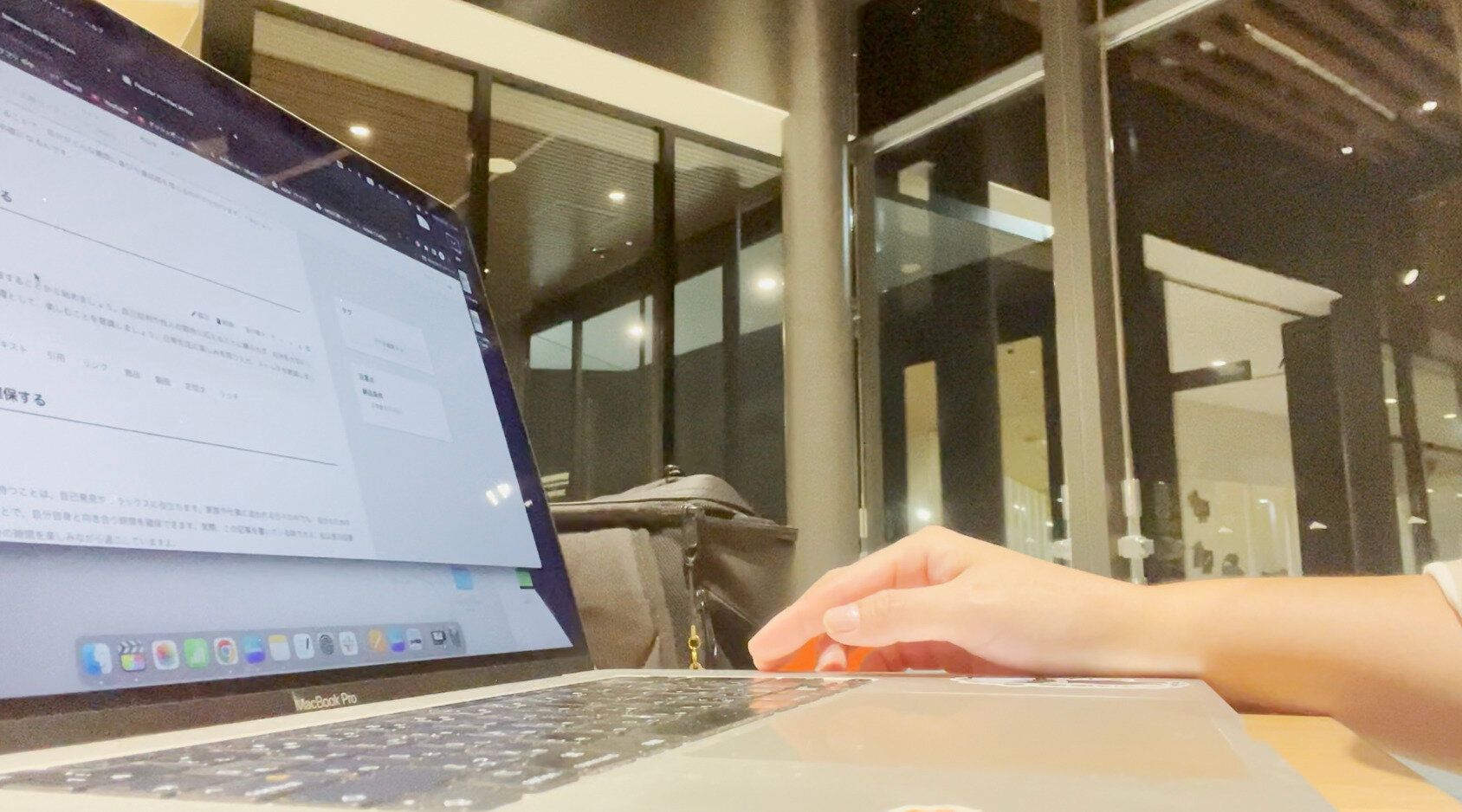 ひとり時間に夜の図書館で過ごしている